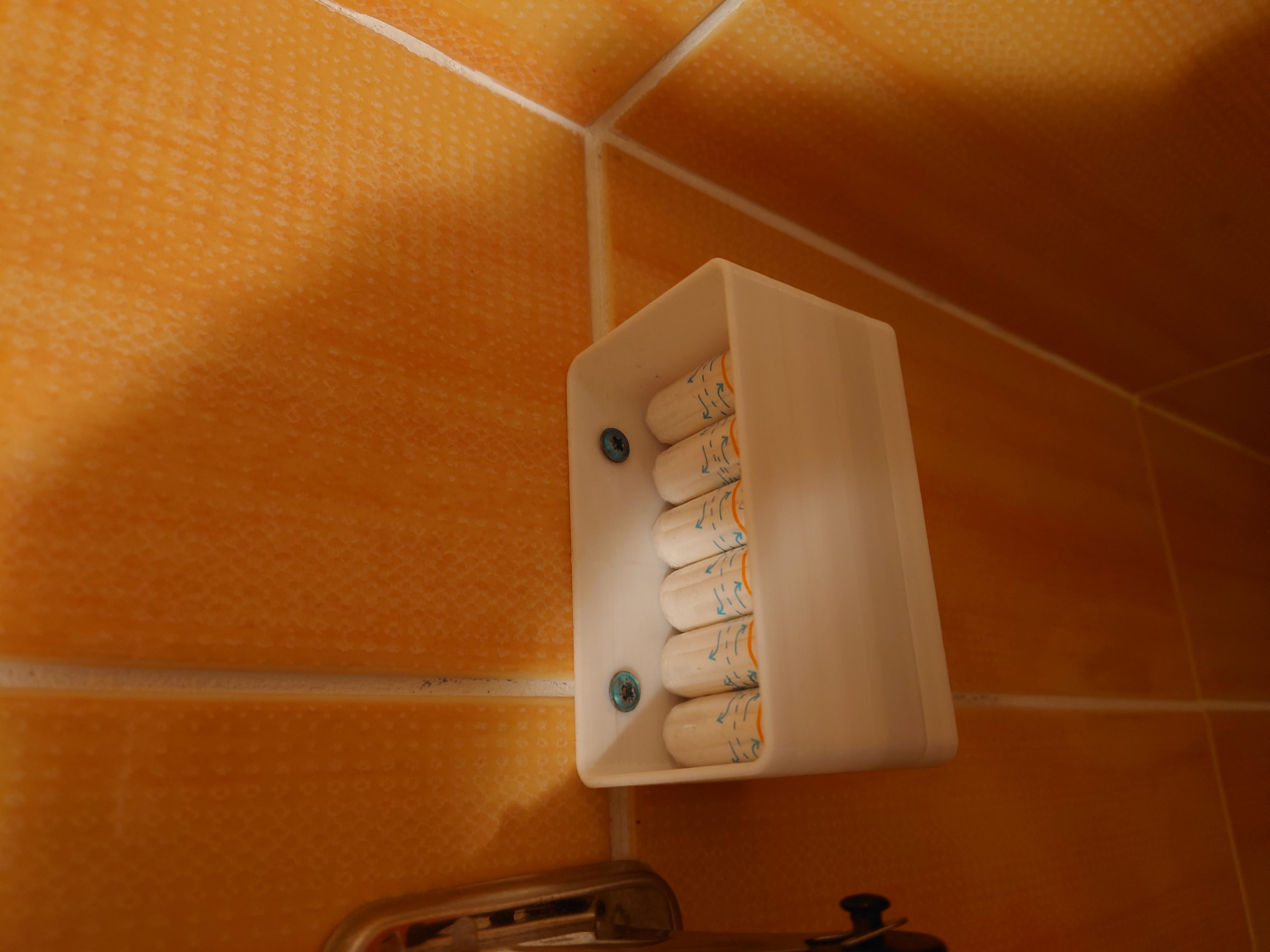 Simple tampon wall holder