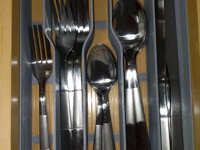 Silverwear organizer for slim drawer