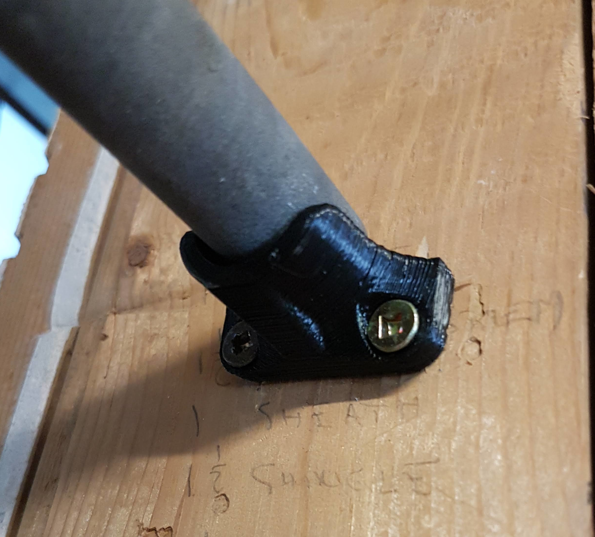 Bracket for hangar or curtain rod
