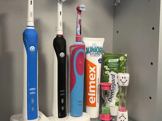 Oral-B Electronic Toothbrush Stand with integrated charger - REMIX