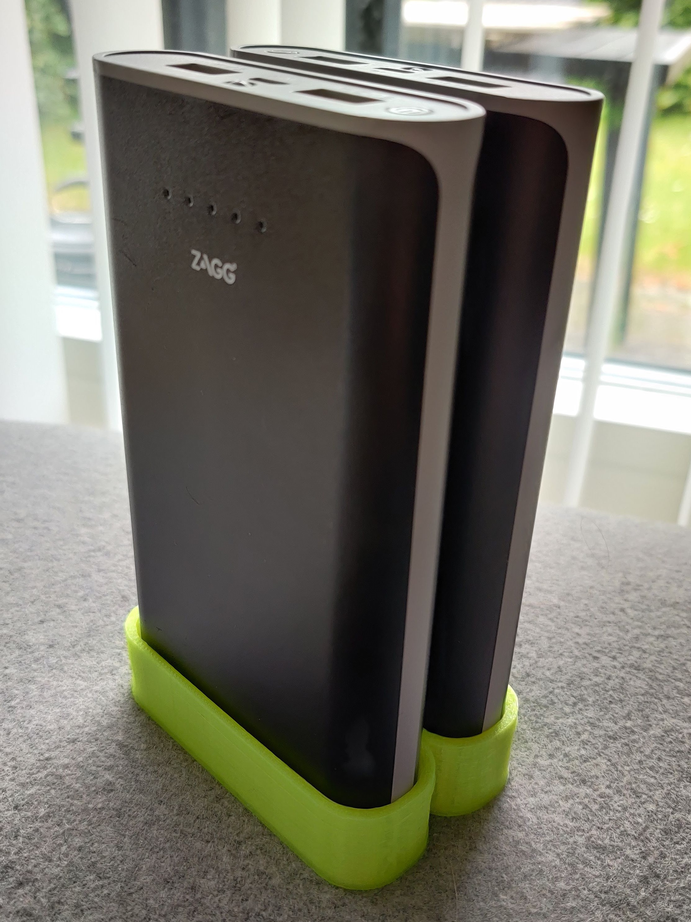 ZAGG Ignition 12 IFIG12-BK0 Dual Powerbank holder