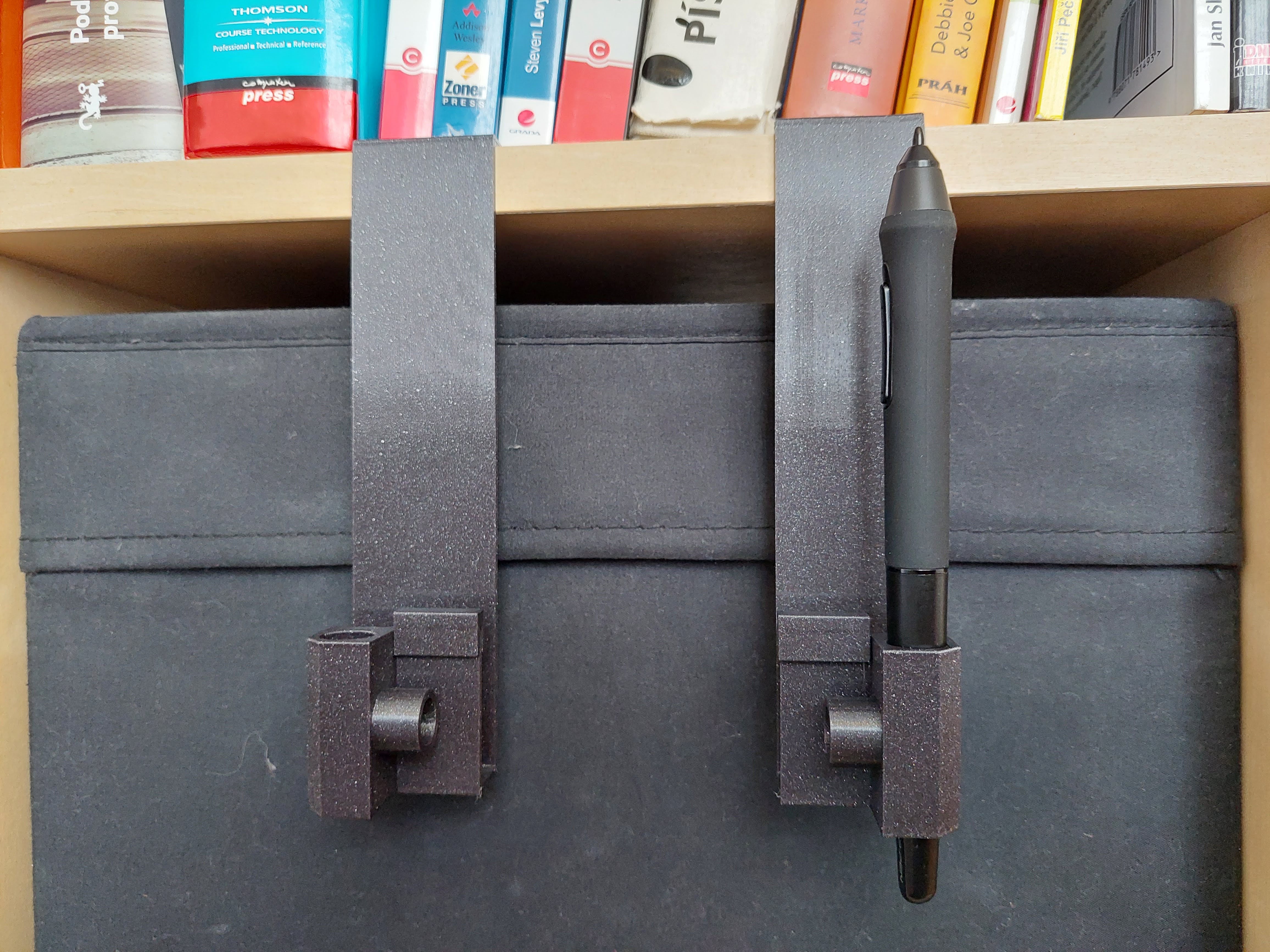 Universal graphics tablet holder for bookcase by plachytomas.cz