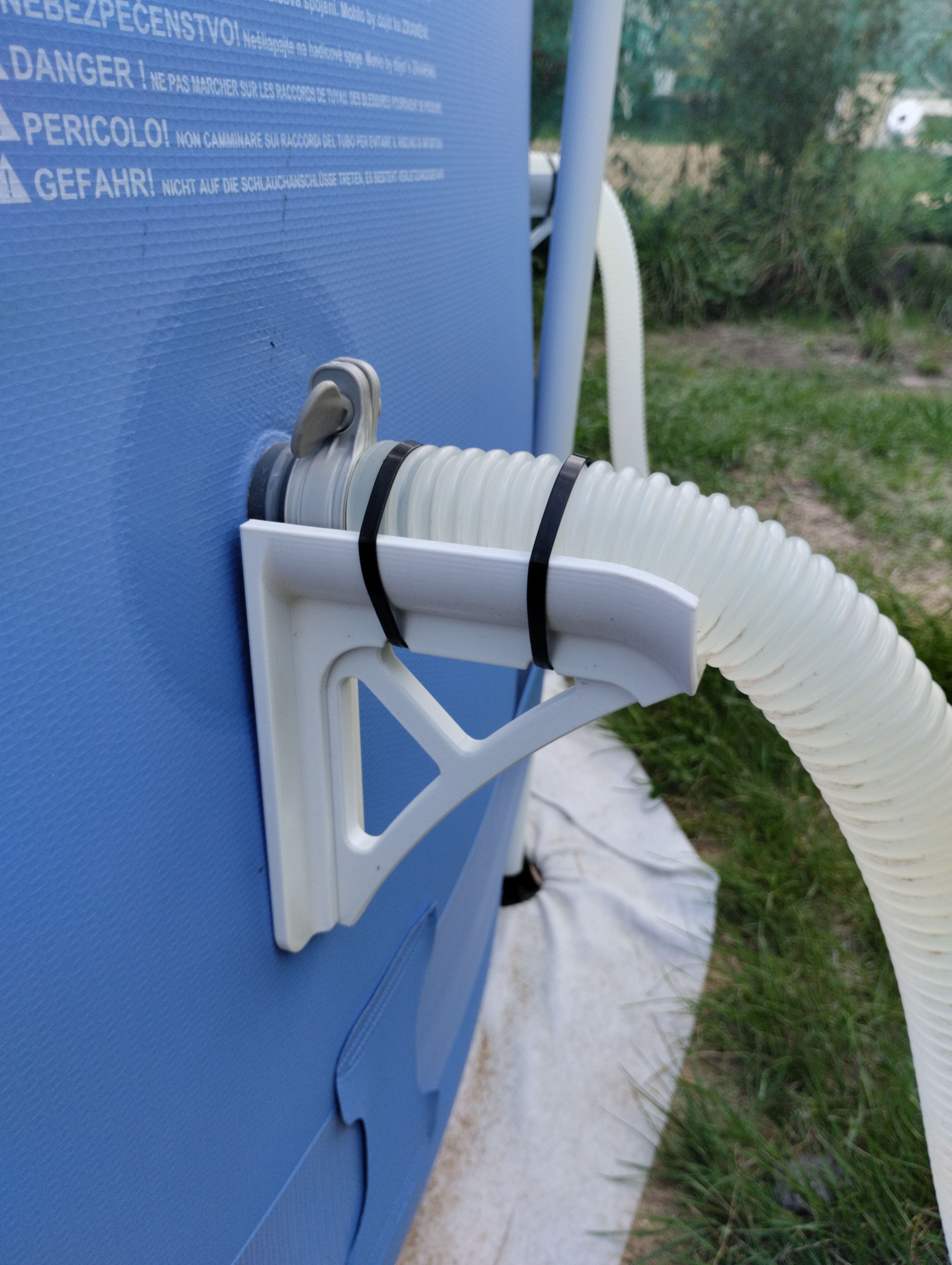 Hose support on the pool.