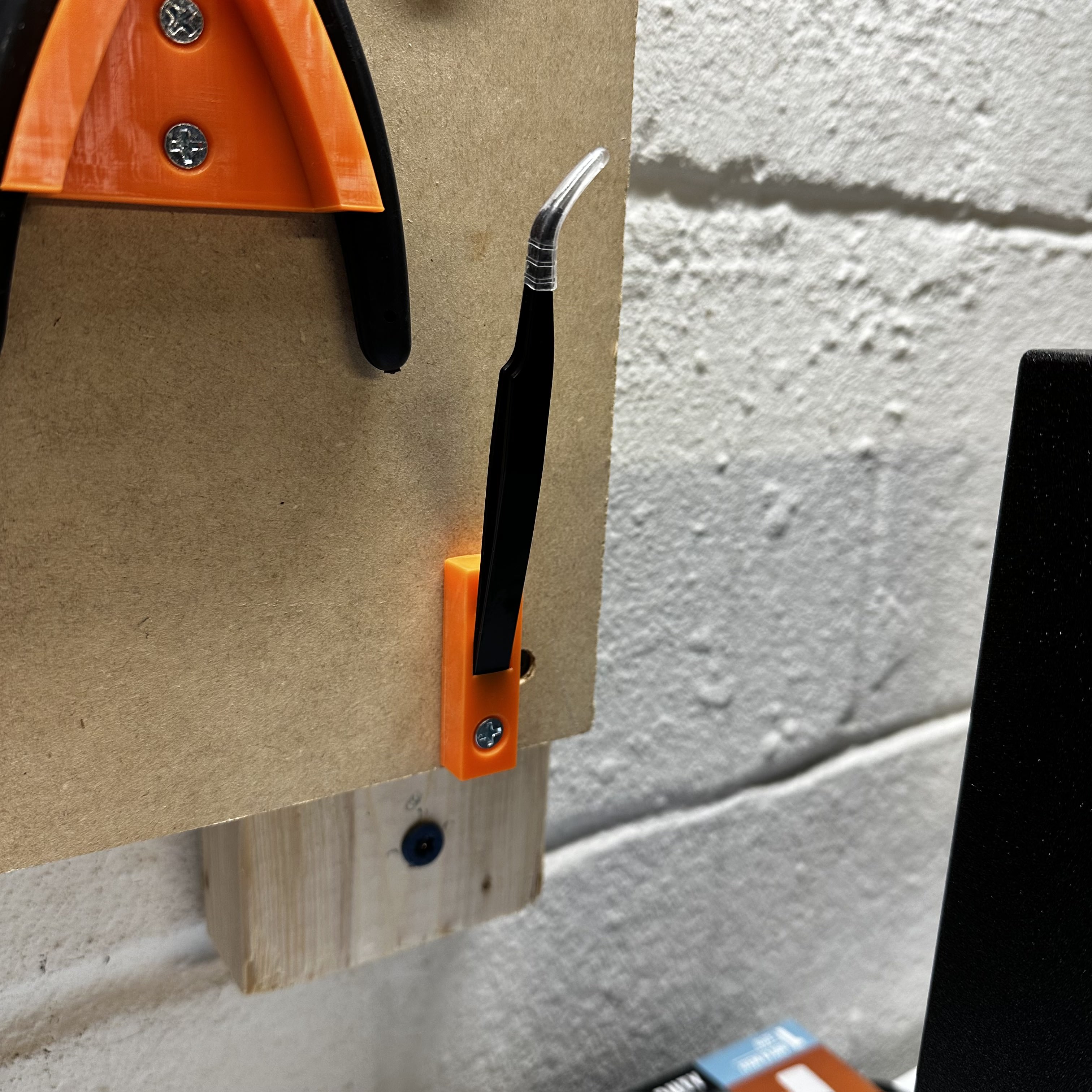 Tweezers Wall Mount