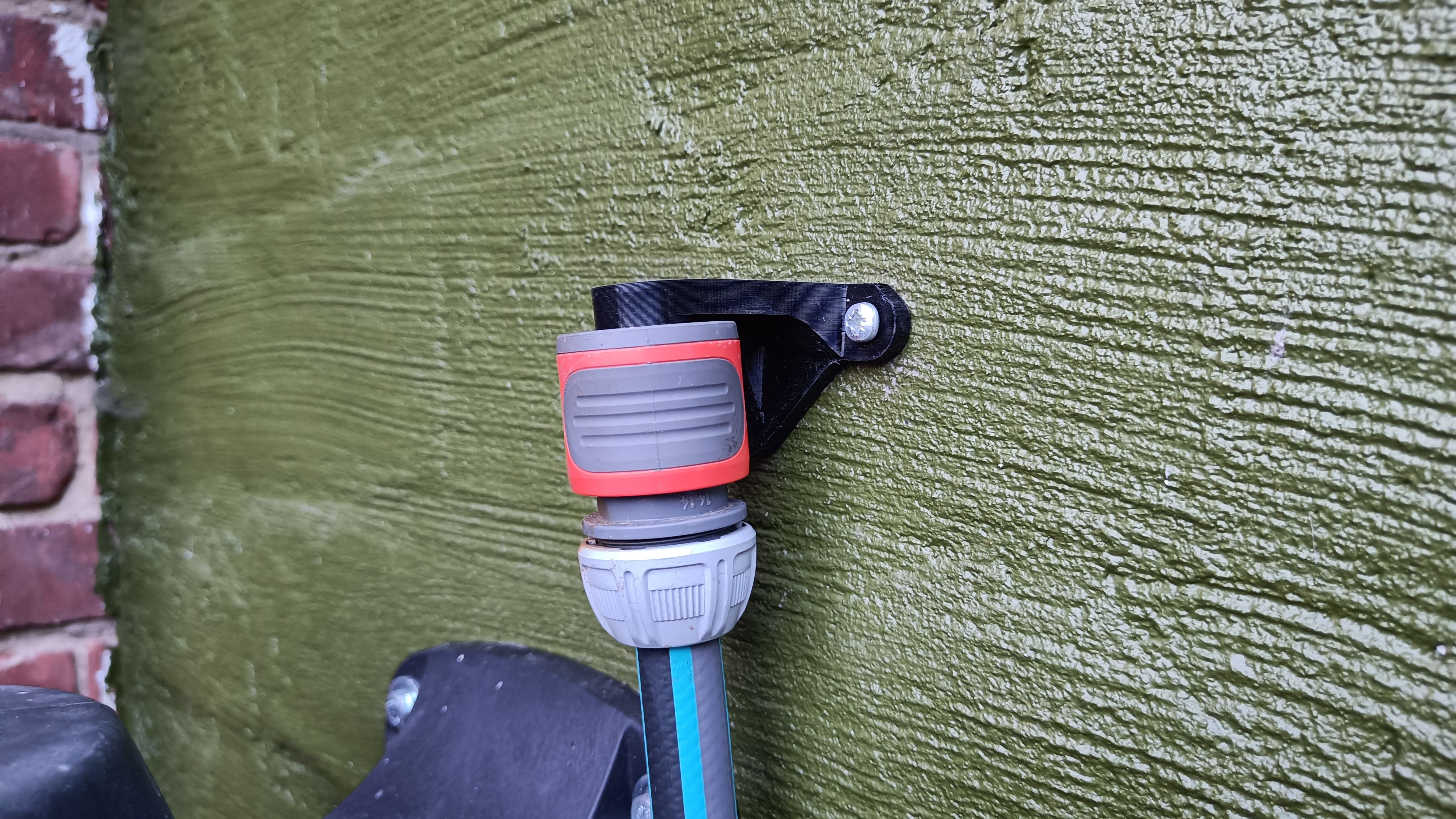 Gardena hose wall mount
