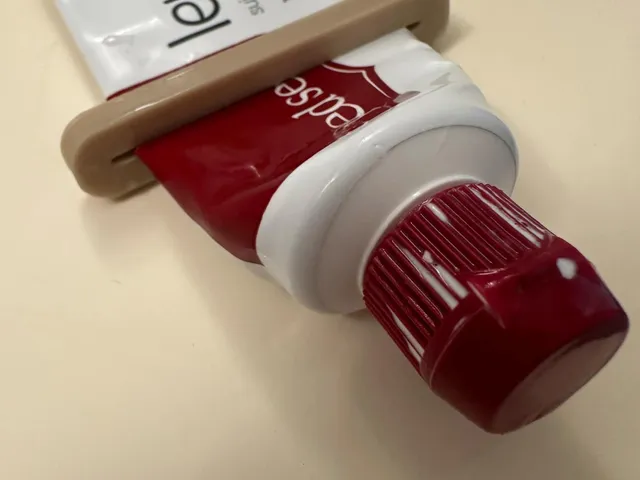 Minimal Toothpaste Squeezer