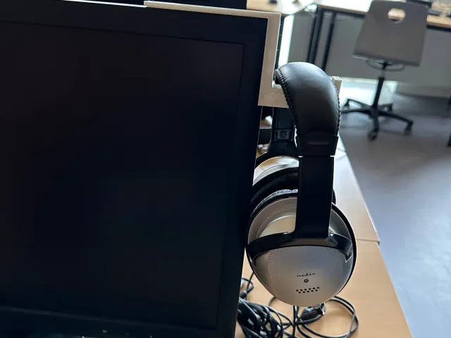 headphone mount on monitor
