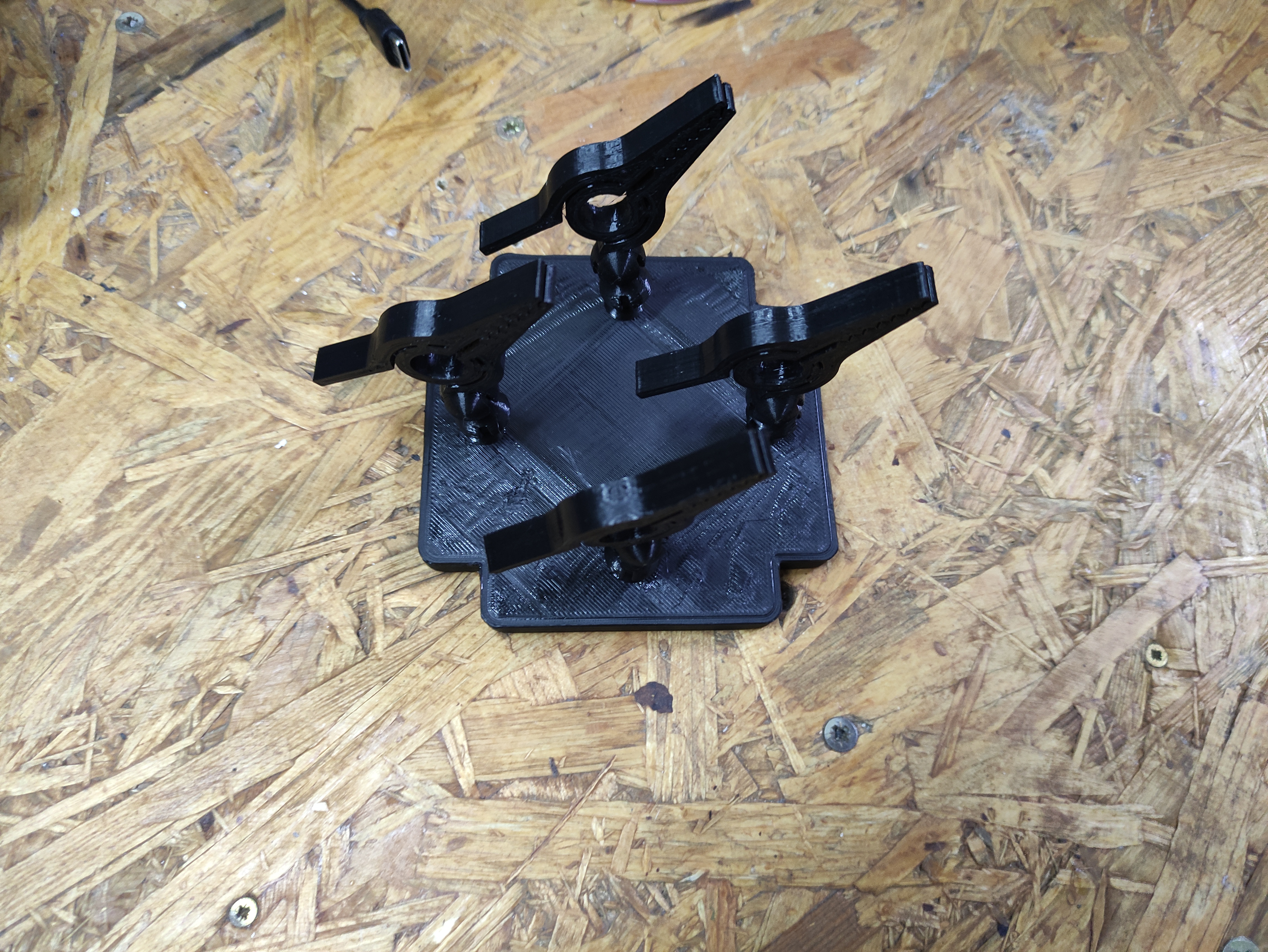 Third hand base for 4 arms