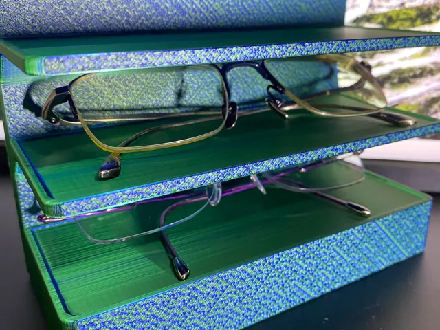 Sturdy glasses shelf