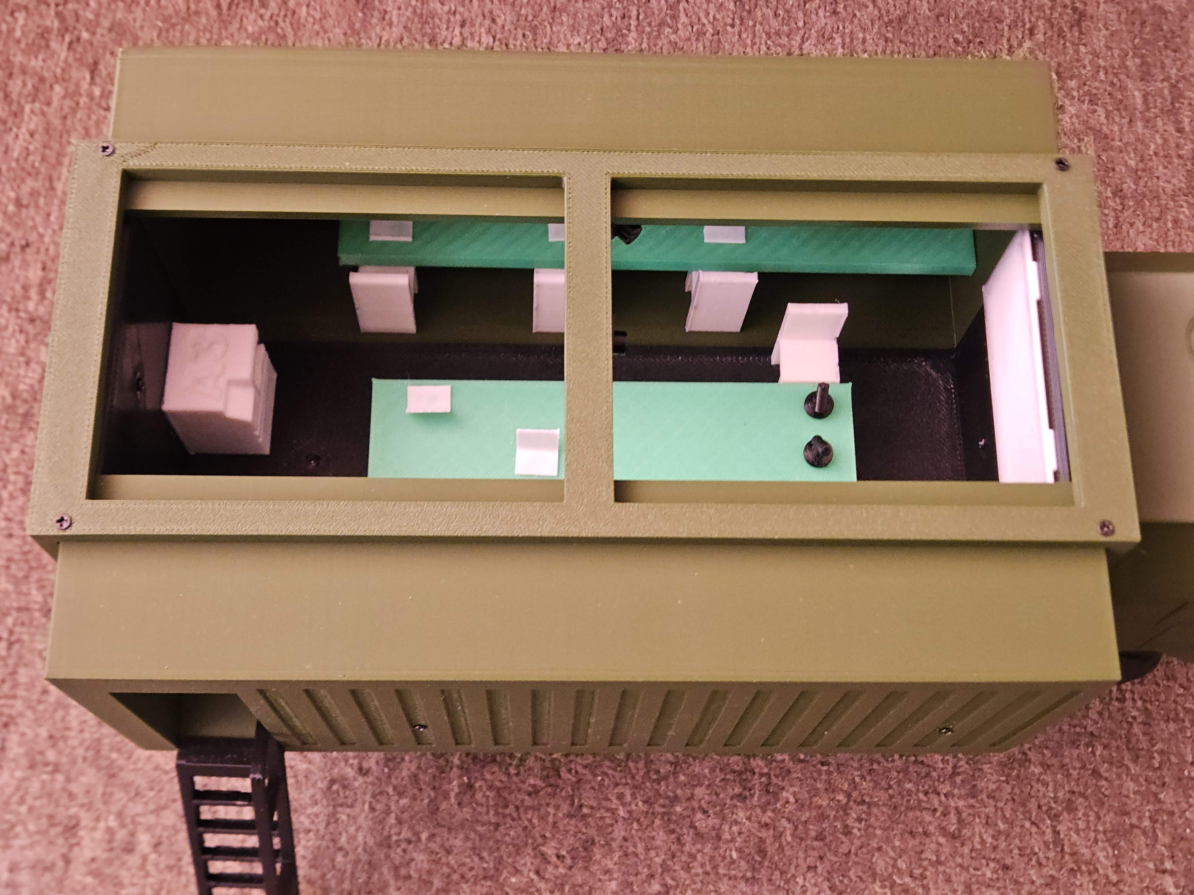 Heavy Tactical Truck with Multimedia Container ISO 20 — miniatura 6