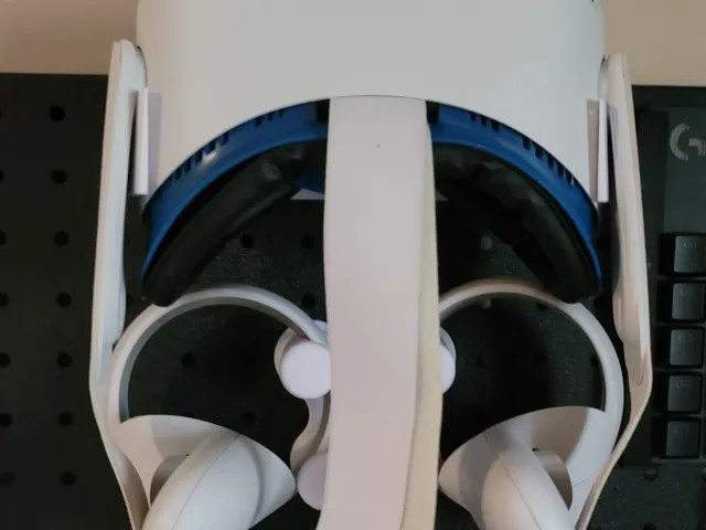 Metal pegboard Oculus Quest 2 mount