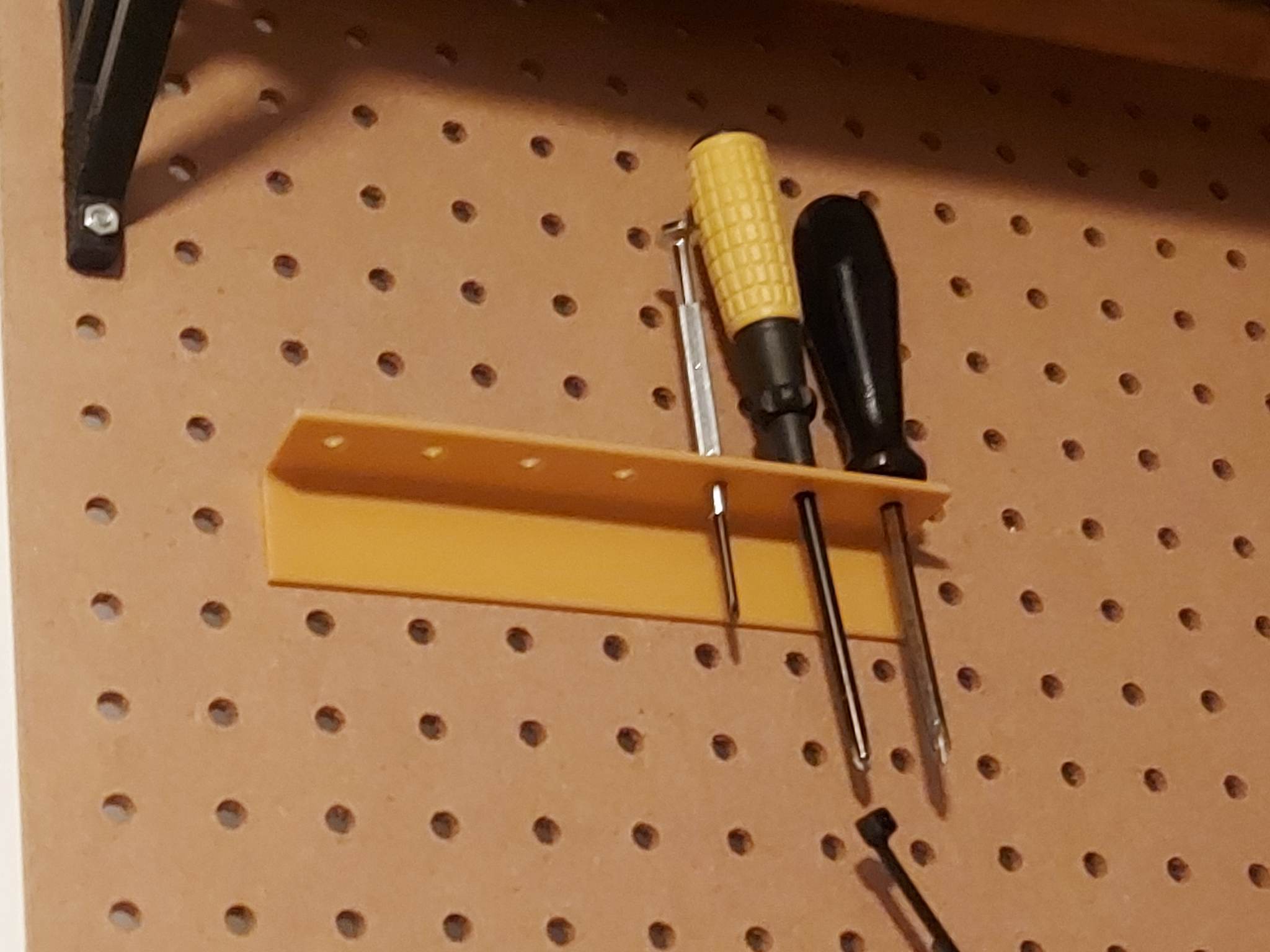 Pegboard_ScrewdriverHolderParametric