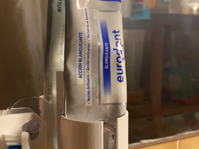 Pratical toothpaste suction cup holder