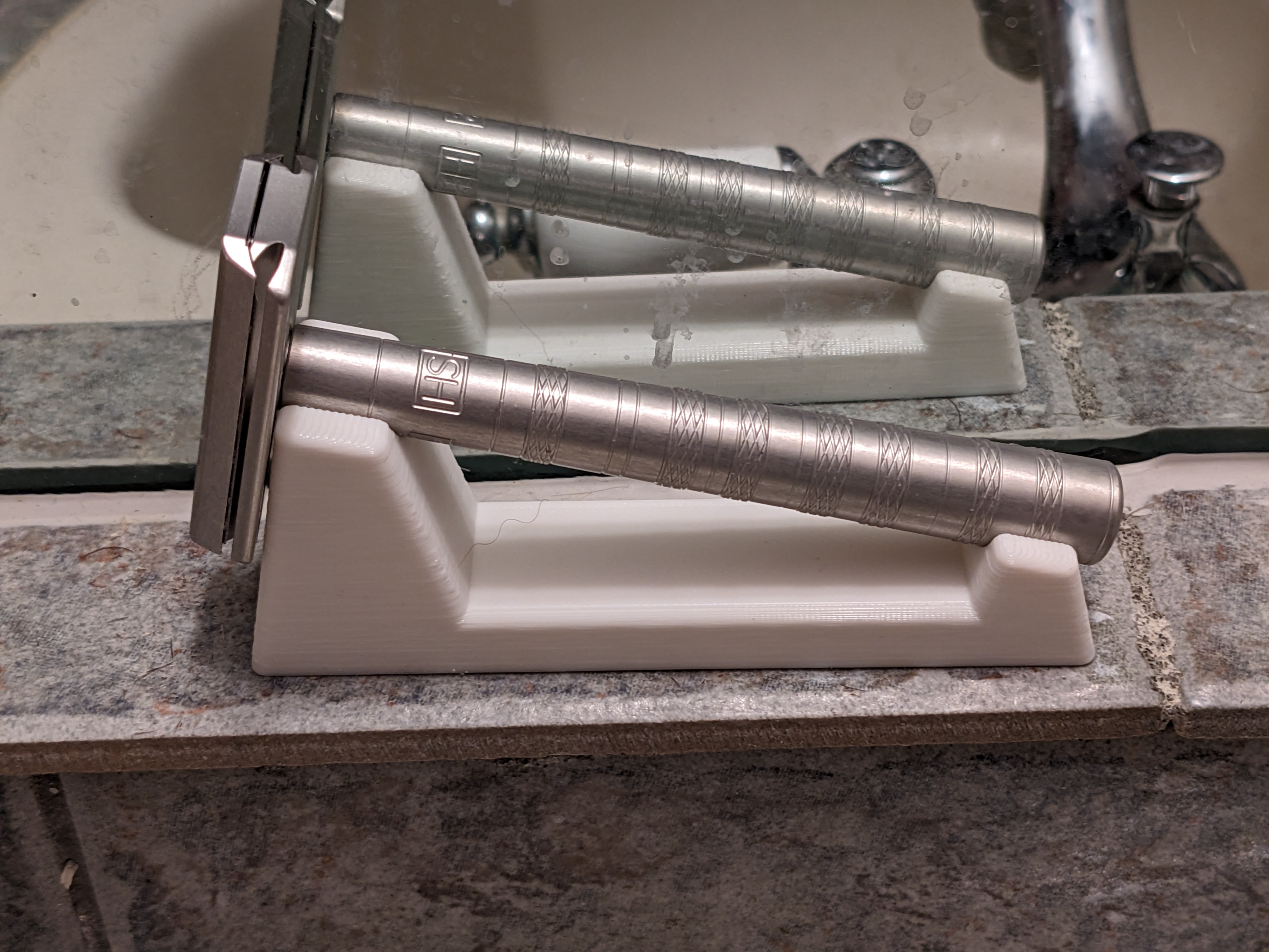 Henson Razor Stand