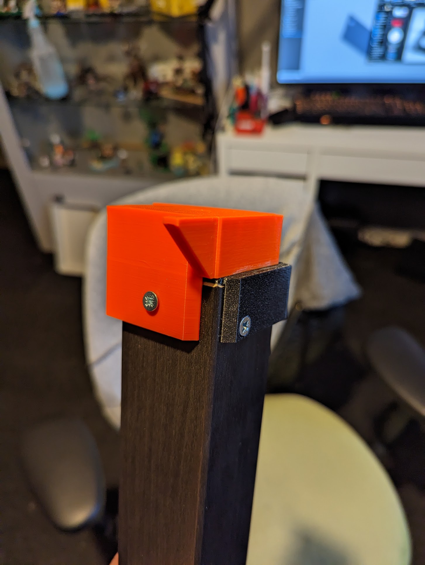 Lack Enclosure Leg Support and Riser