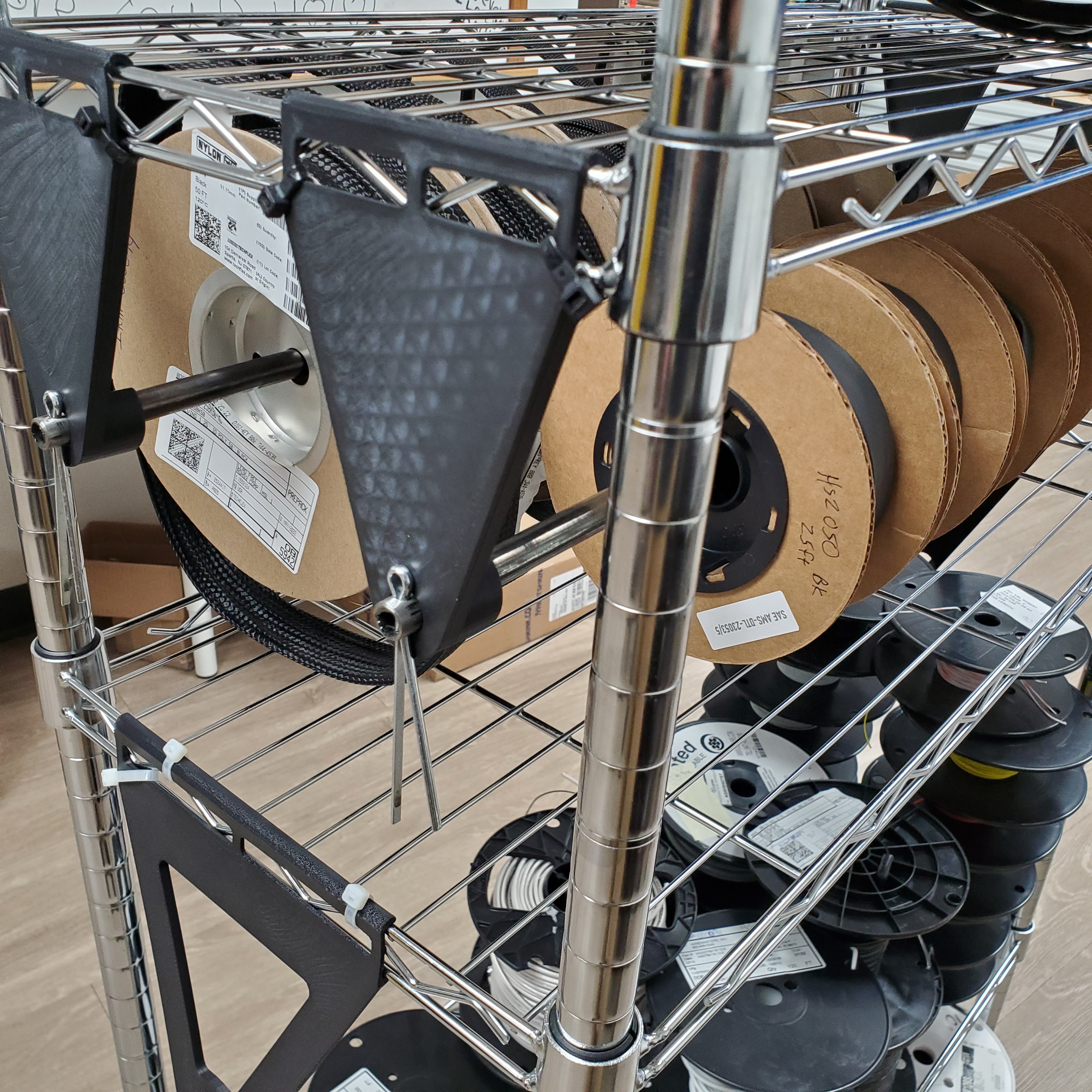 Miniatura 2 do modelo 3D Wire Rack Spool Hanger