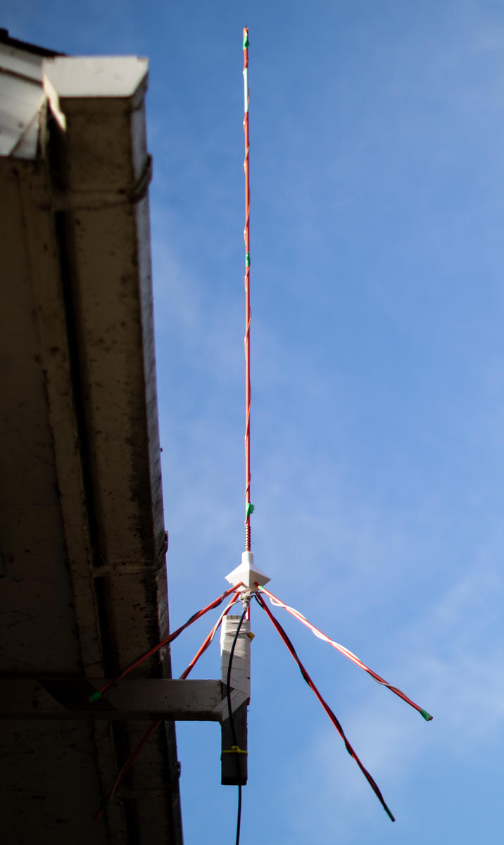 5/8 wave lenght Vertical with Ground plane Antenna by Miaoucat