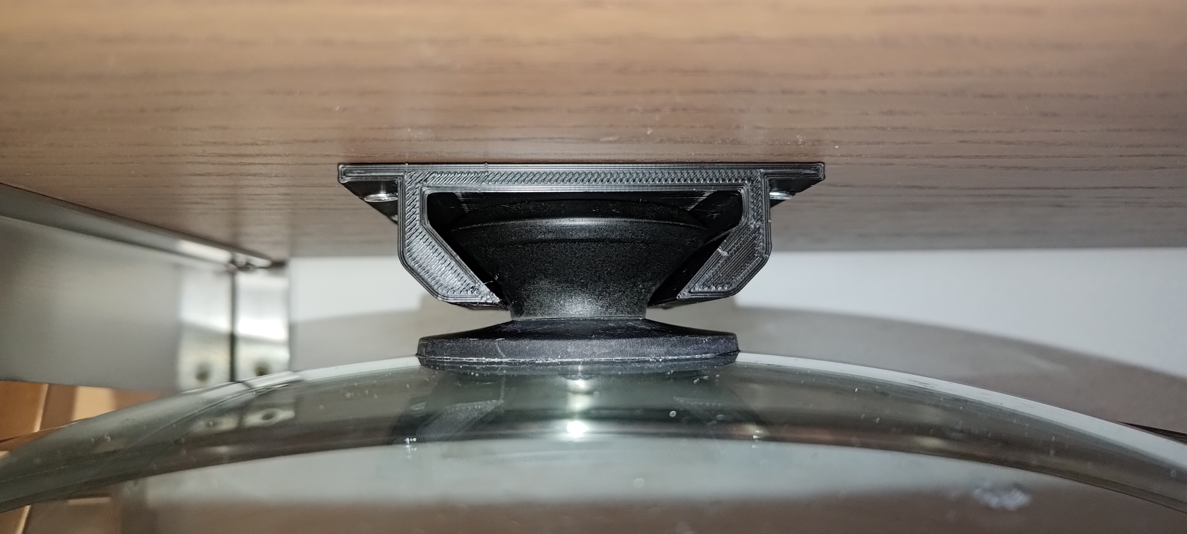 Pot lid hanger
