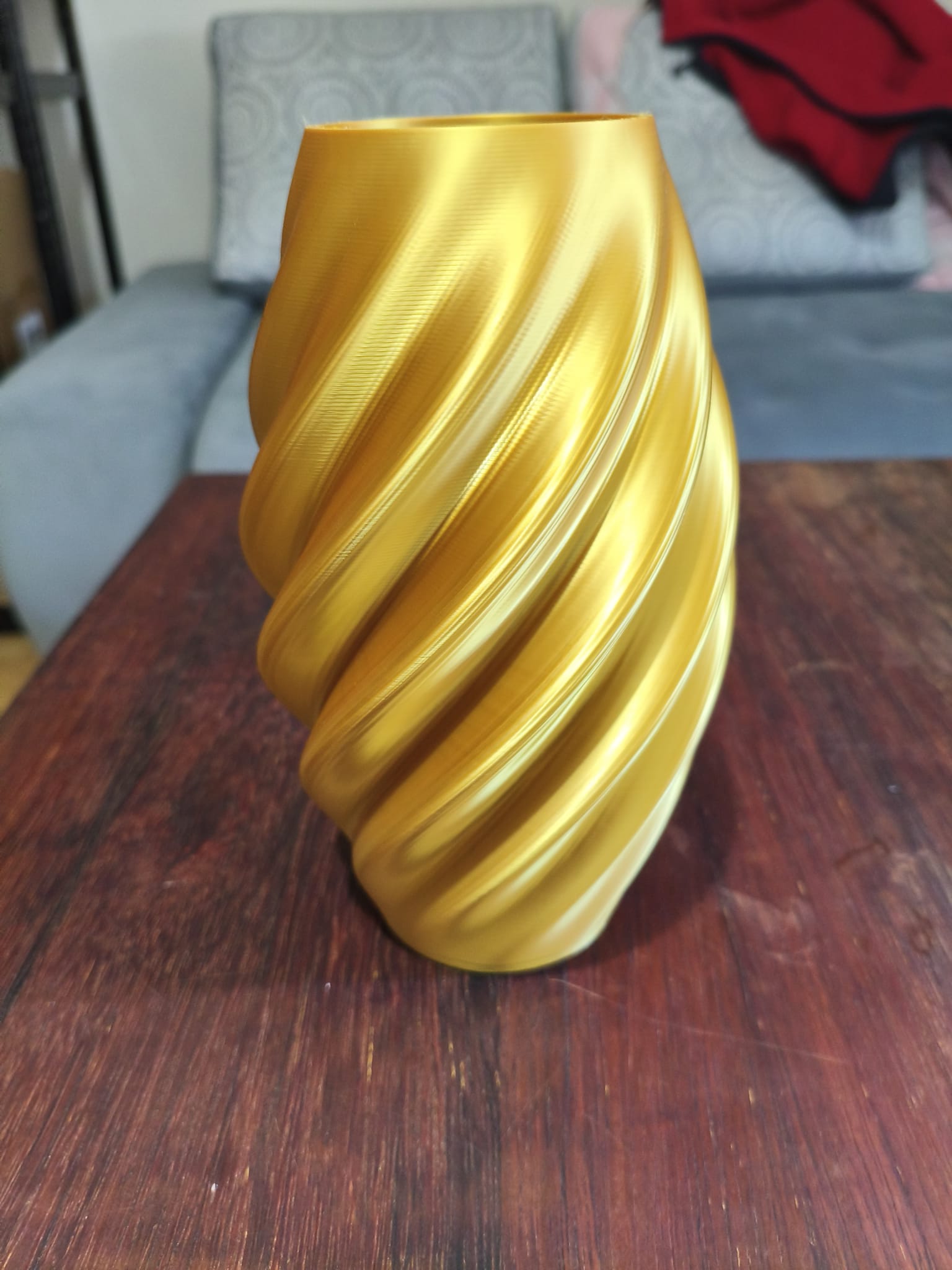 Miniatura 2 do modelo 3D Modern Gold Twisted Sculptural Vase