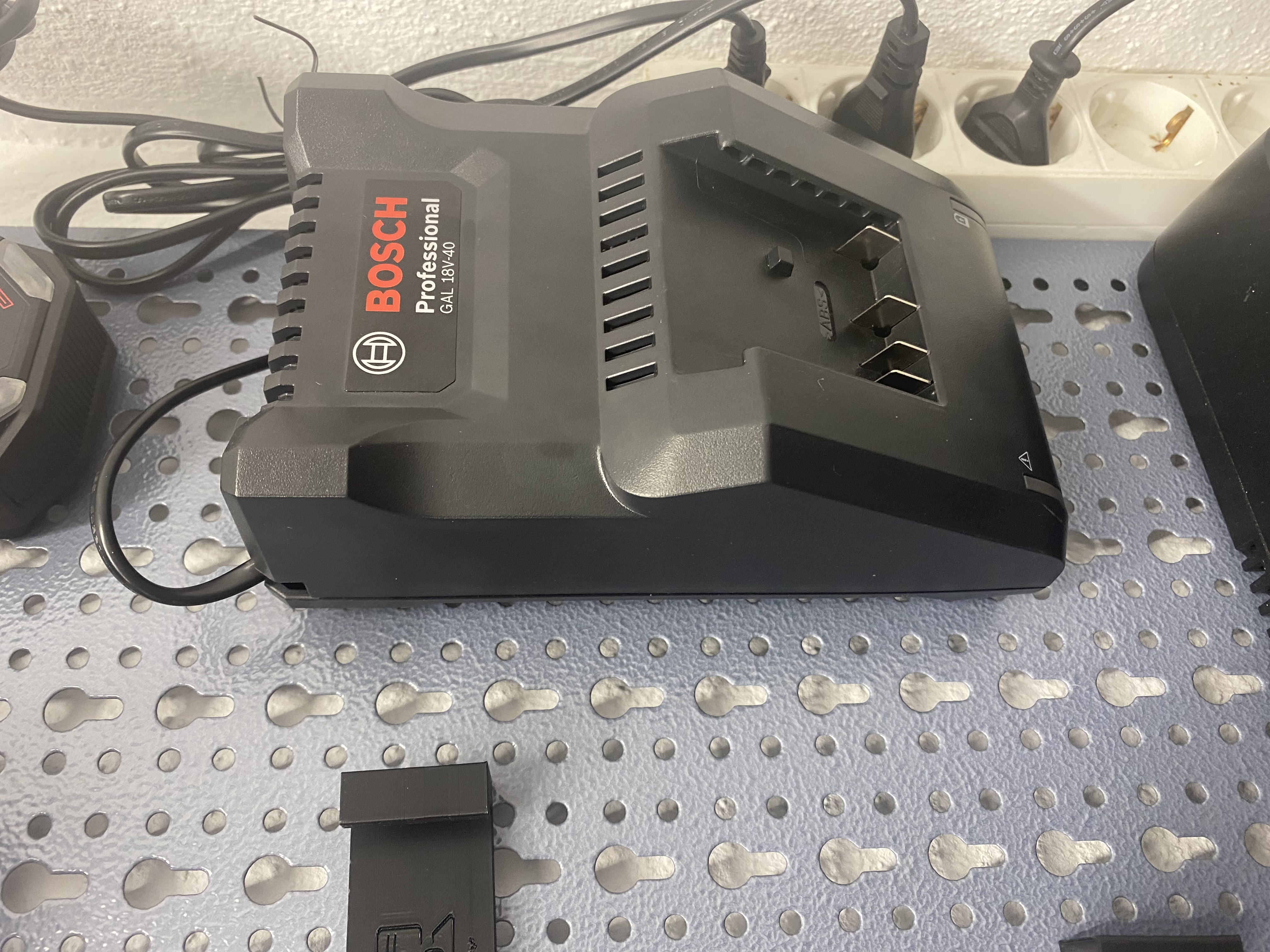 Bosch-Akku-Ladegerät Halter für Küpper Lochwand