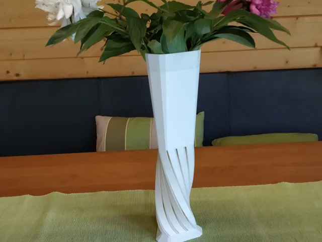Blumenvase mit verdrehtem Unterteil (flowervase with twisted bottom part)