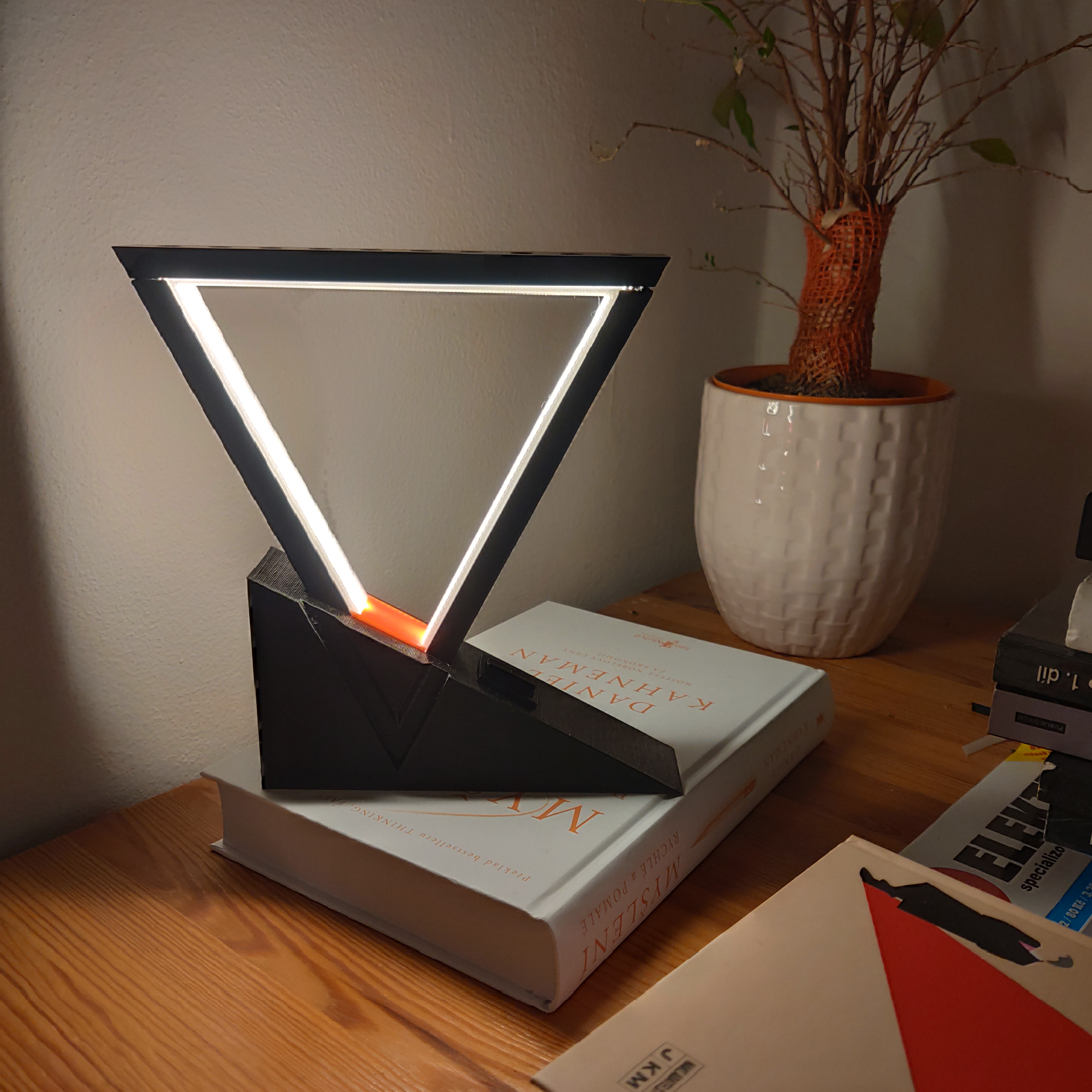 Miniatura 10 do modelo 3D Triangle Lamp