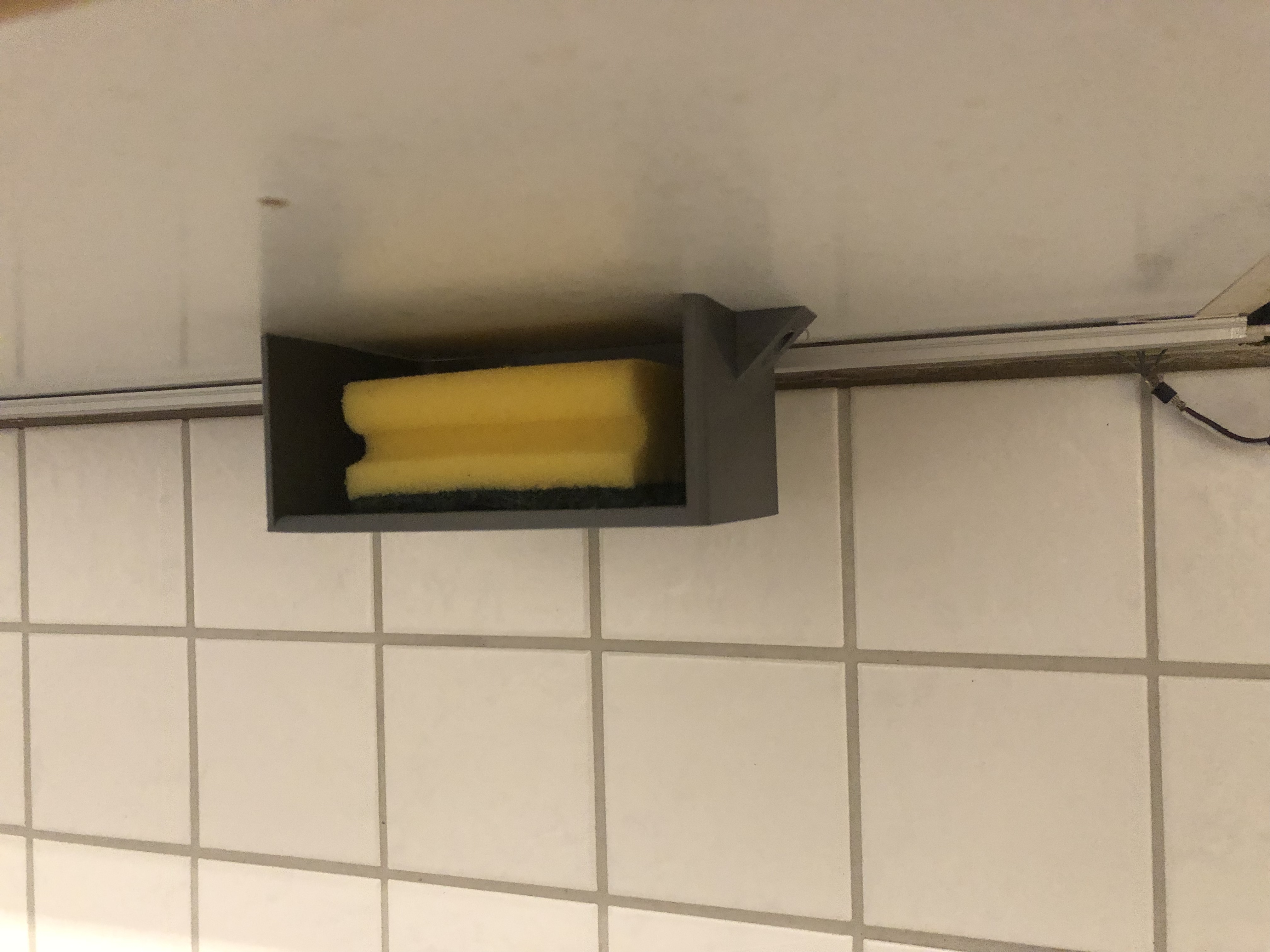 Top mounted Sponge holder