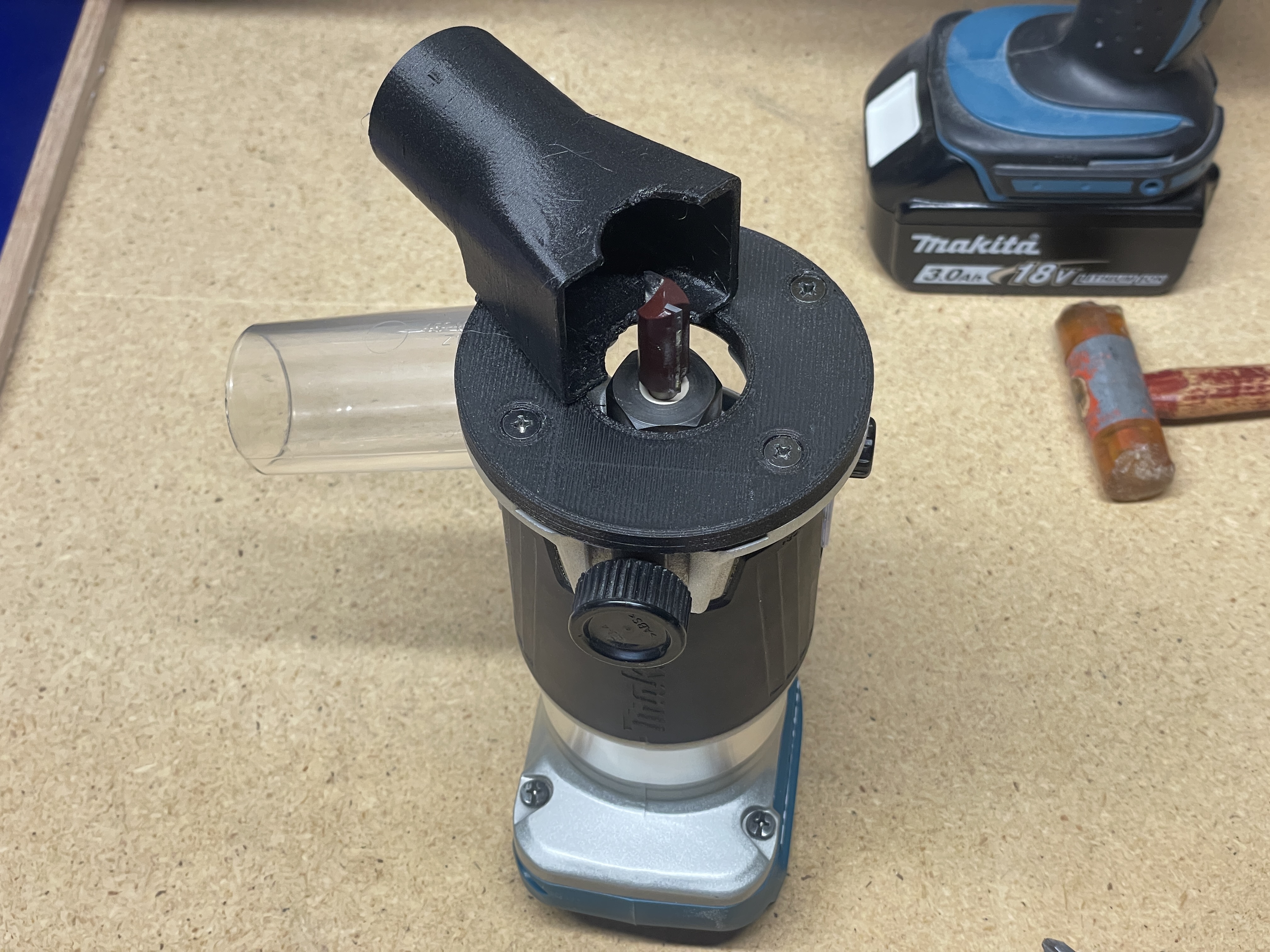 Dust extractor for Makita 18V router/trimmer DRT50Z