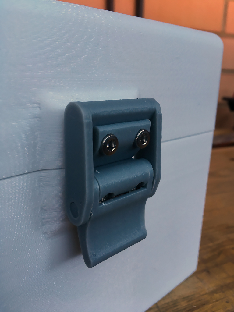 Cam latch for boxes