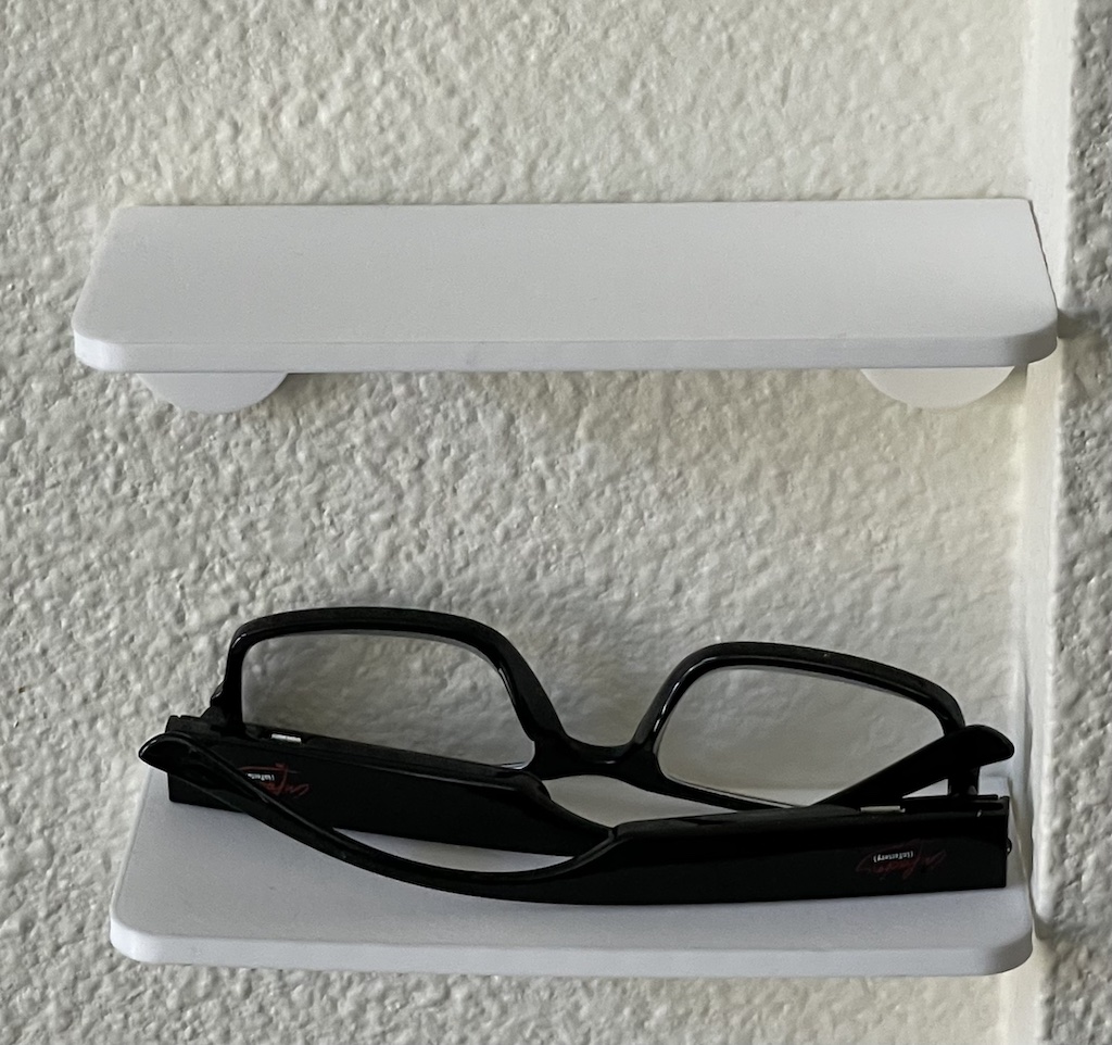 Small shelf for glasses, etc.
