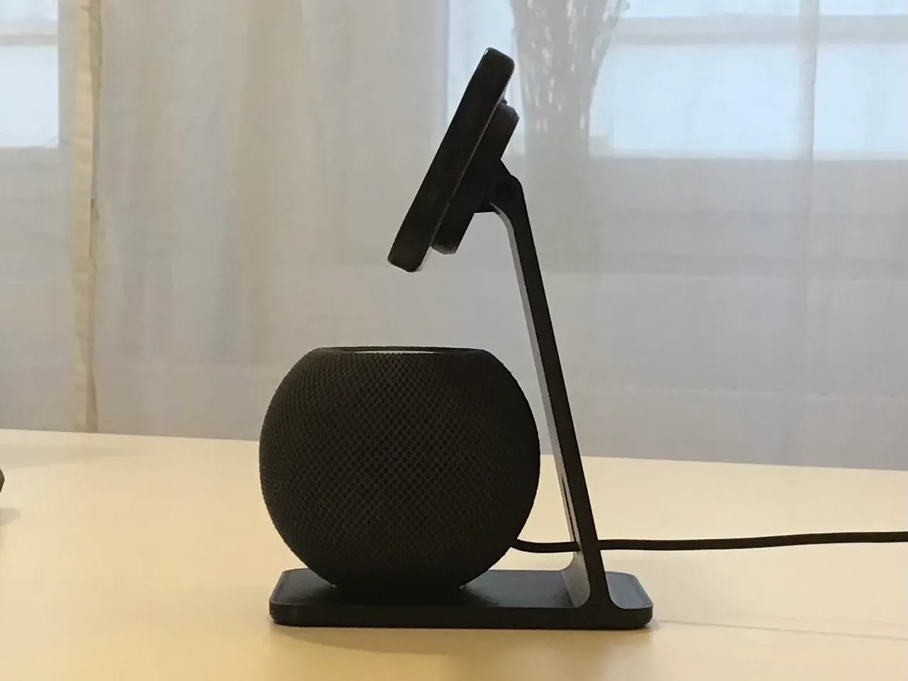 【Apple Pod mini 】ブラック　スタンド付き iPhone Stand for Apple HomePod mini with MagSafe by woelpi