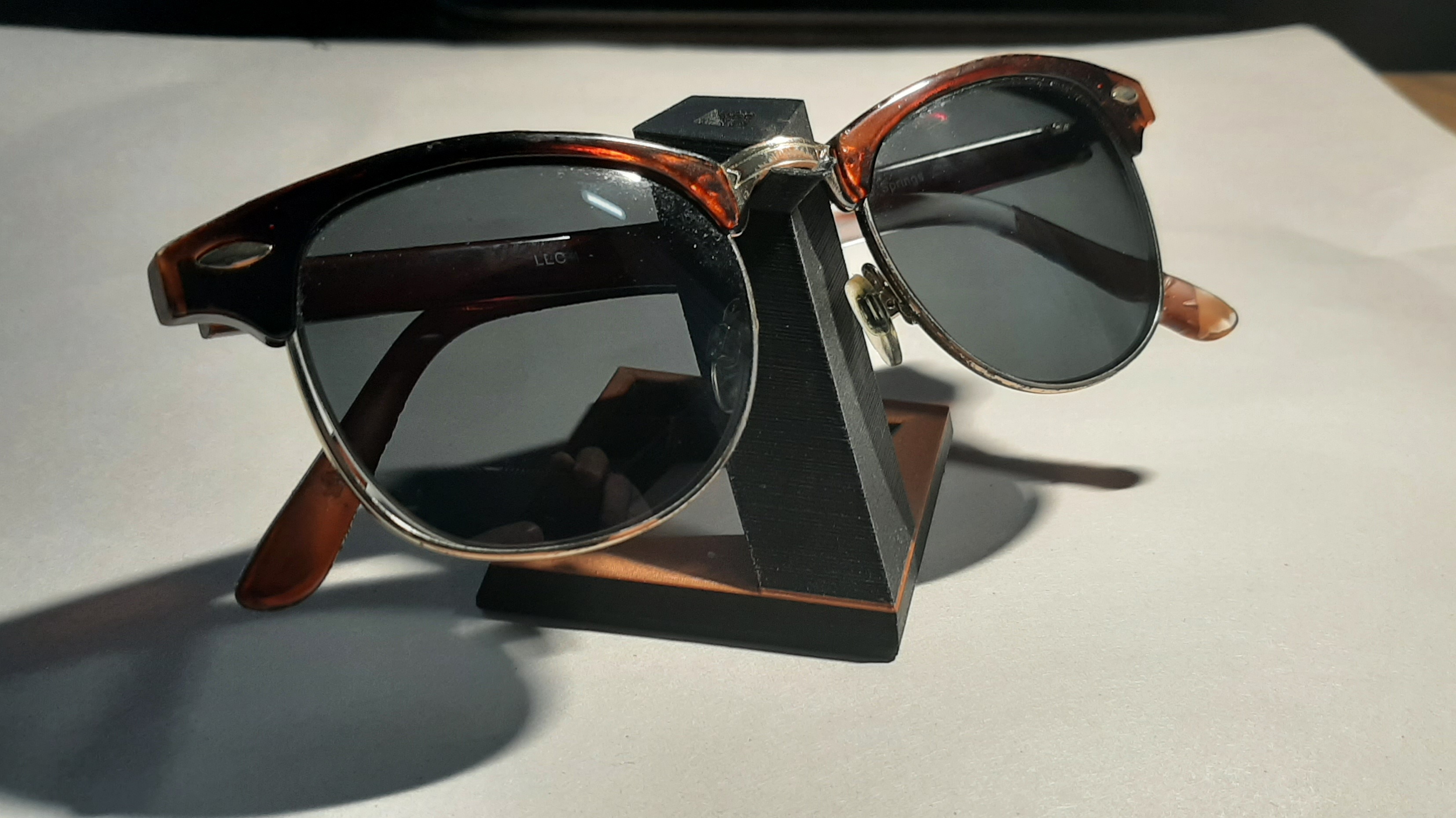 Geometric Patterned Glasses Holder
