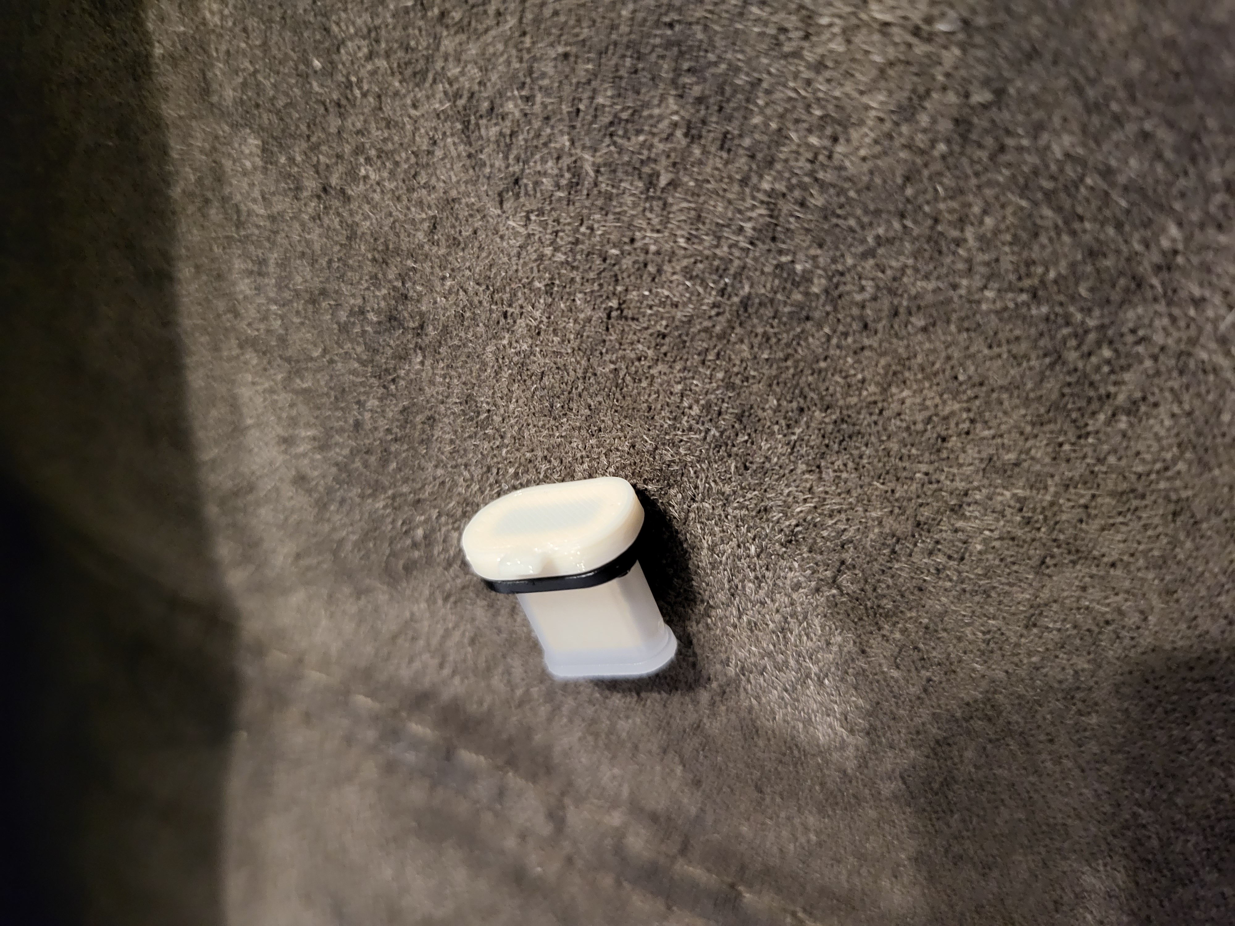 Dust cap  for magnetic plug