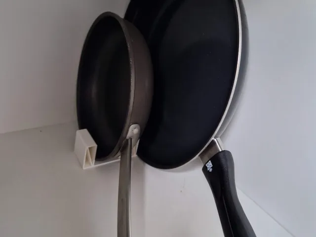 Vertical staking of frying pan