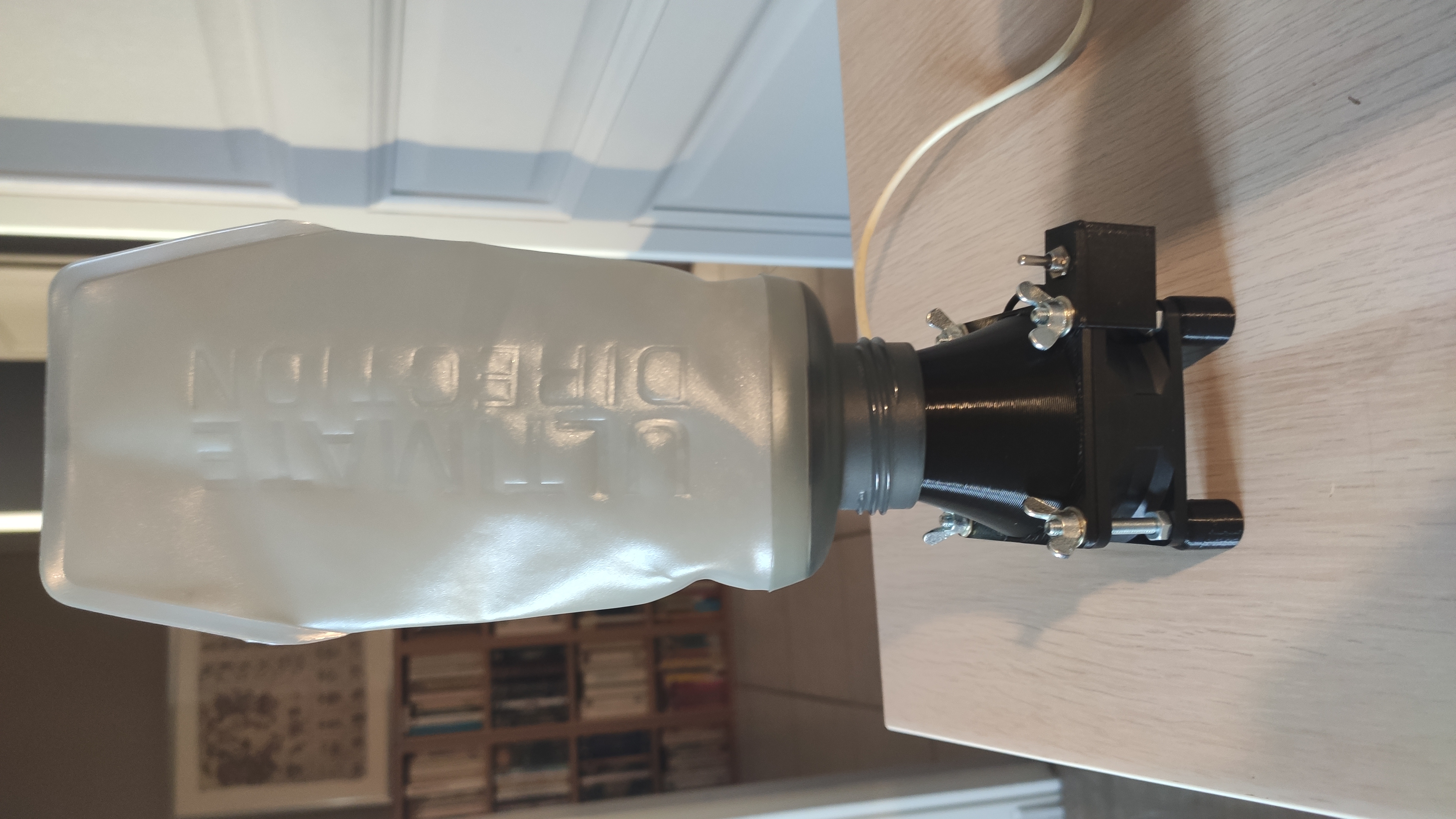 Drying station for flexible flasks, camelbacks or water bottles