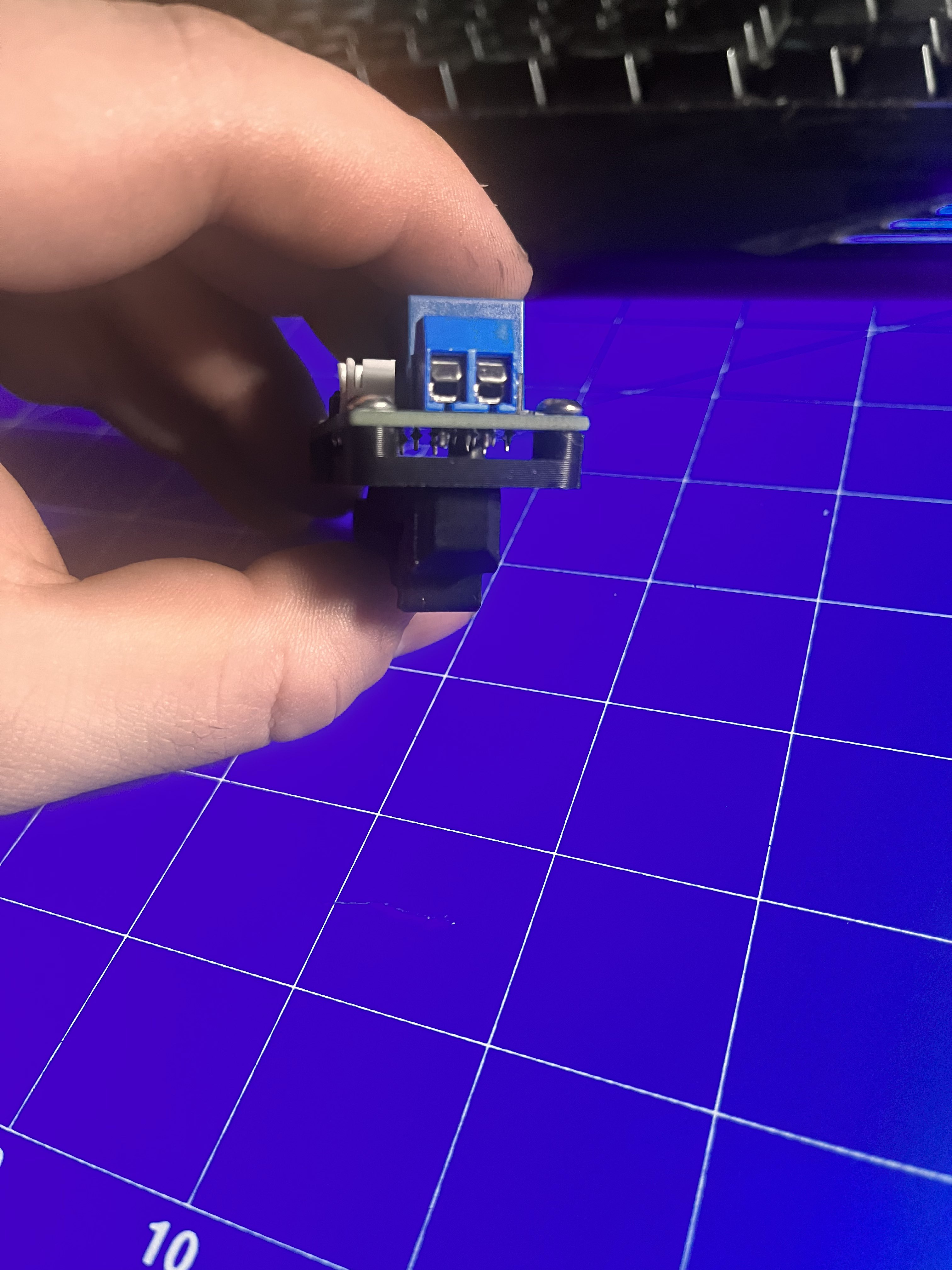 Relais mount for DIN rails