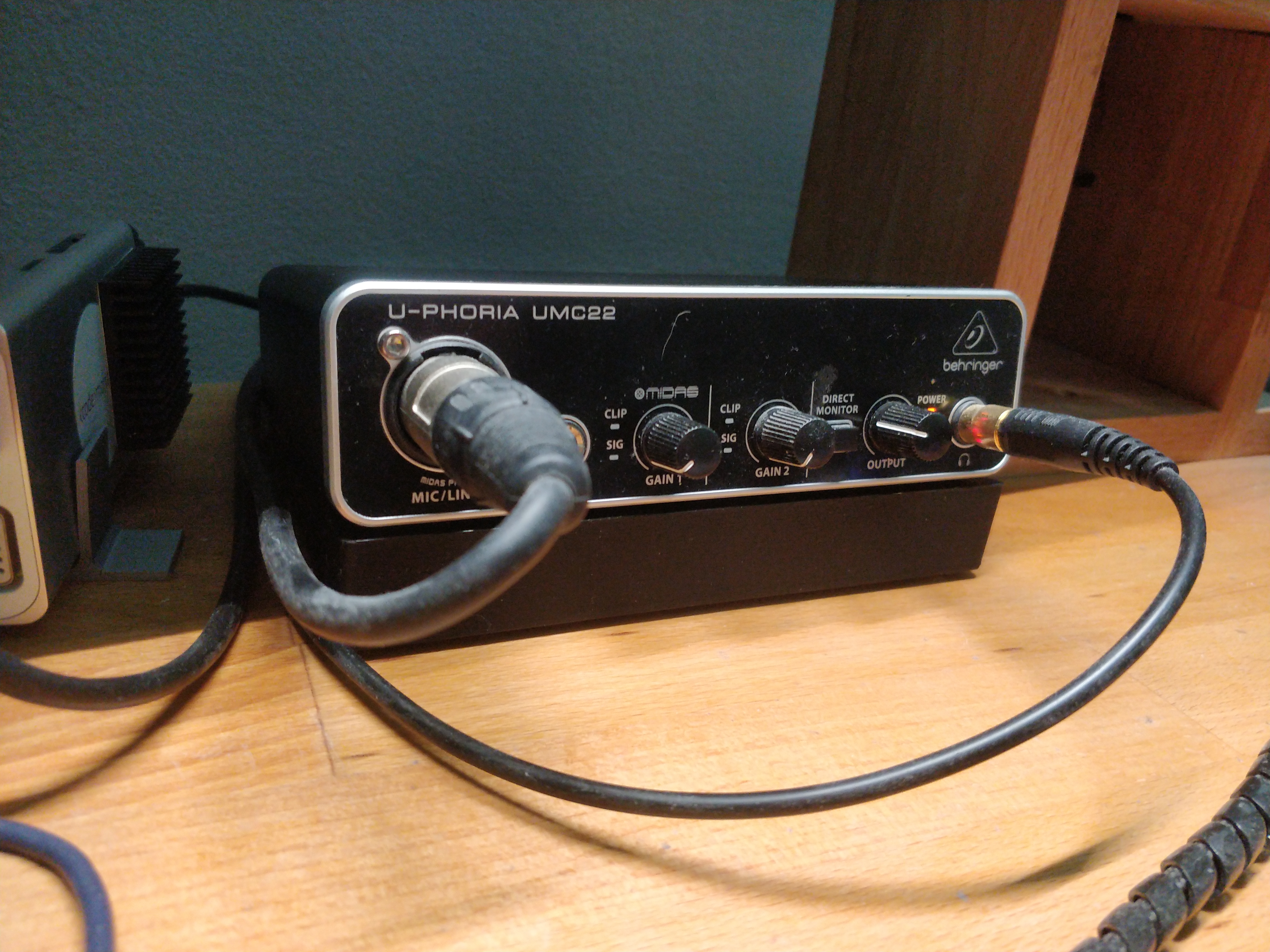 Behringer UMC22 stand