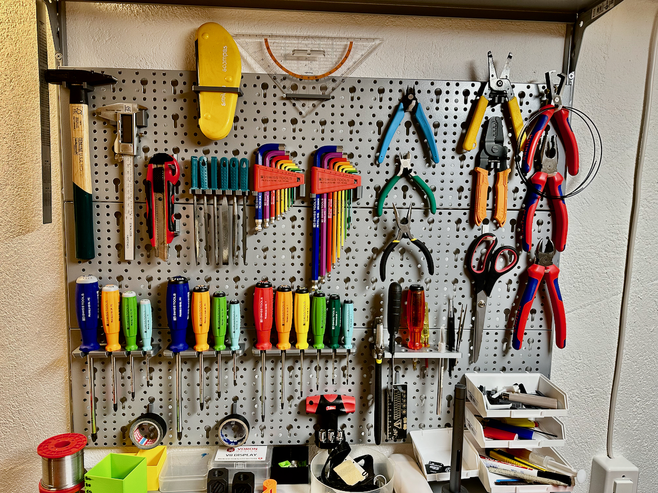 Pegboard diverse Tools holder - no supports