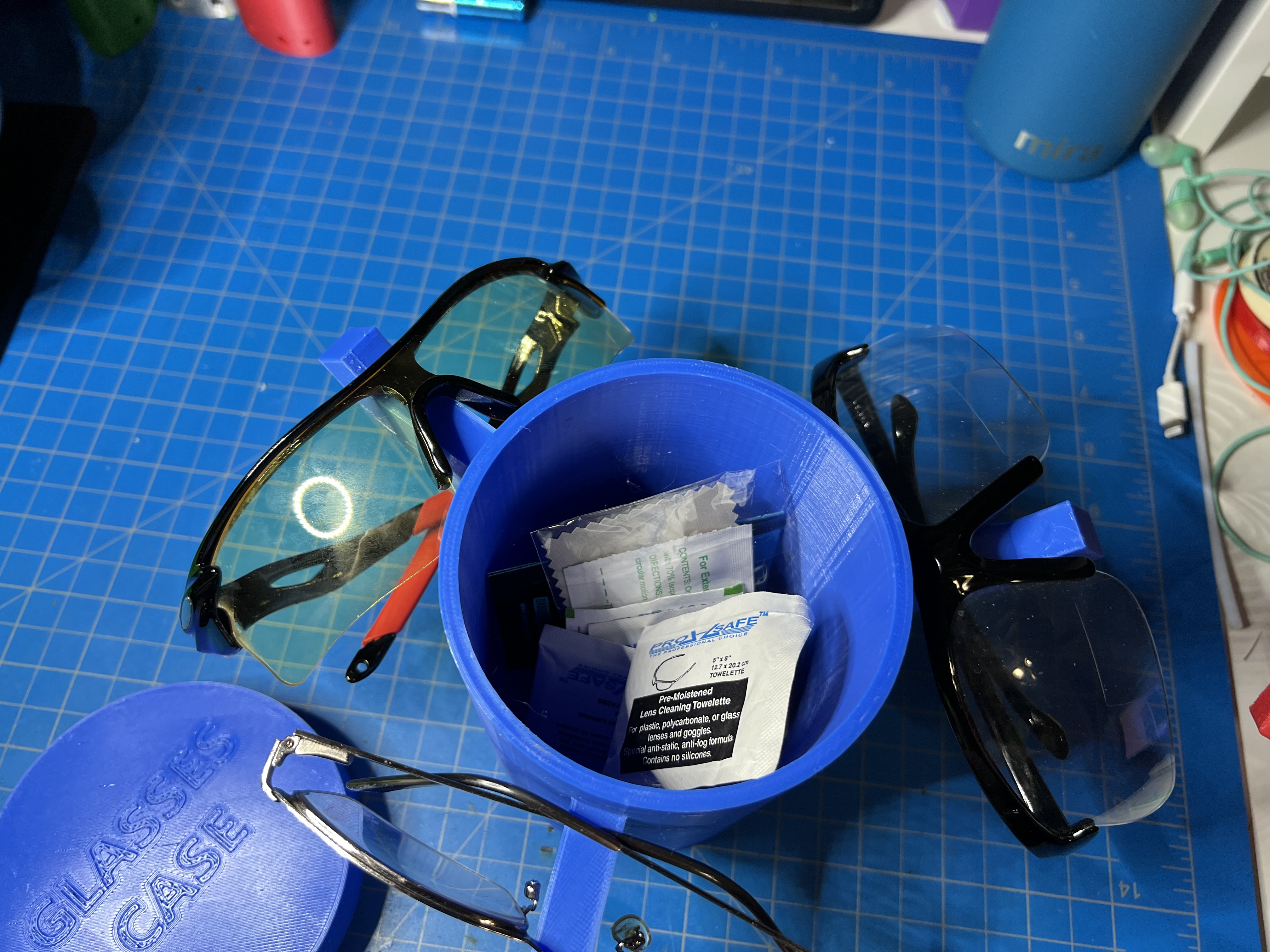 Miniatura 13 do modelo 3D Glasses Holder Round case