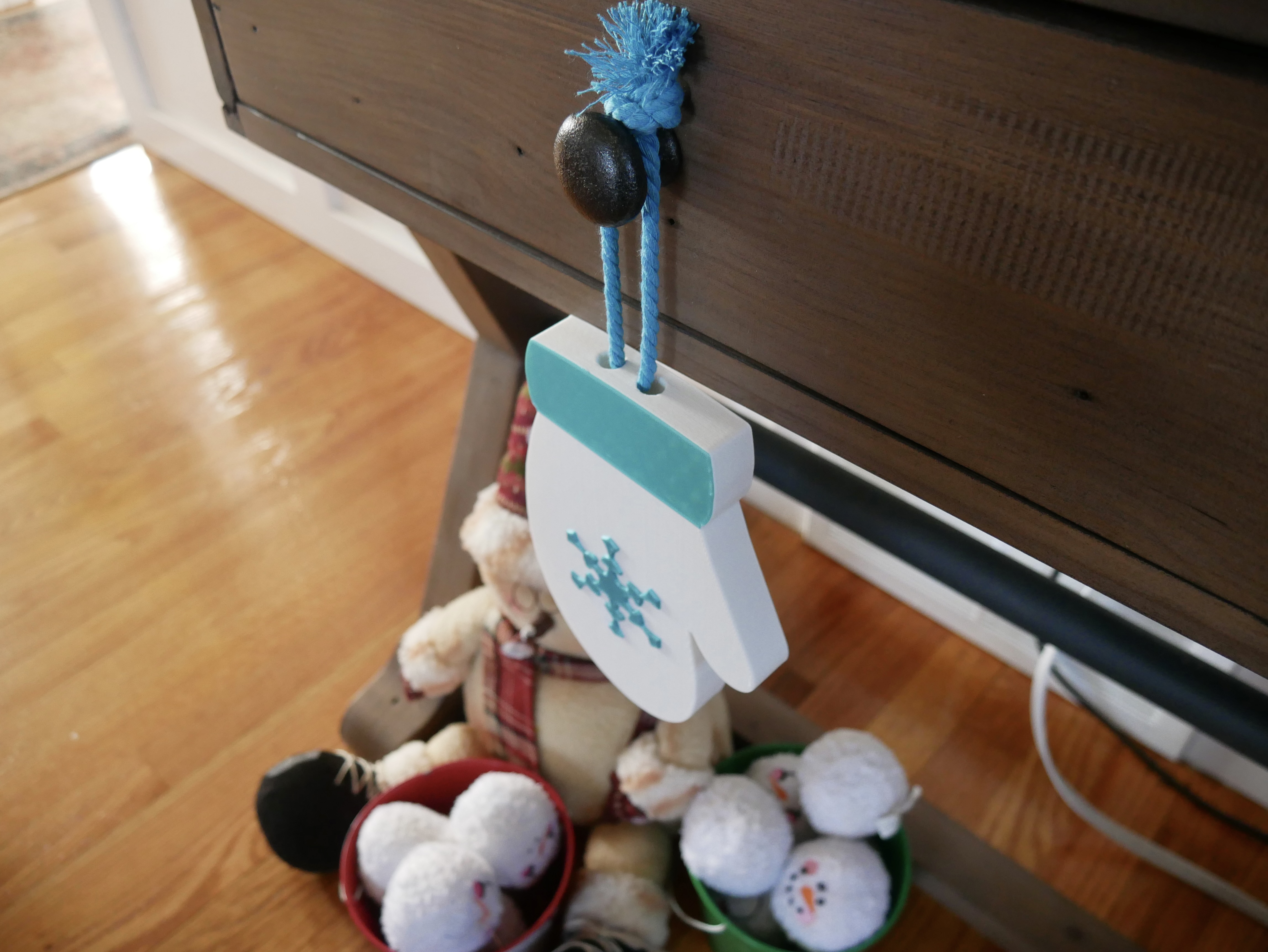 Miniatura 4 do modelo 3D Mitten with snowflake decor