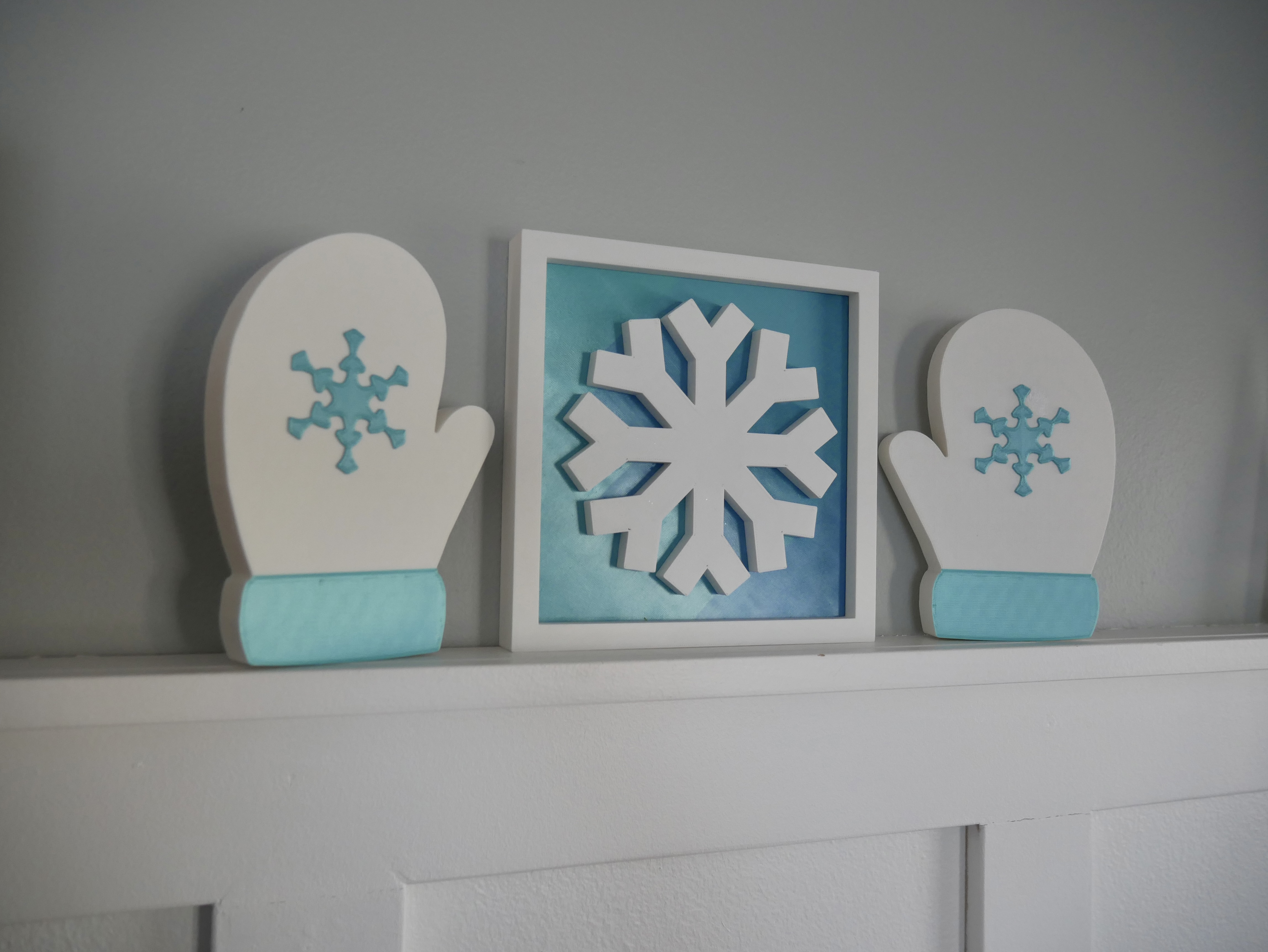 Miniatura 2 do modelo 3D Mitten with snowflake decor