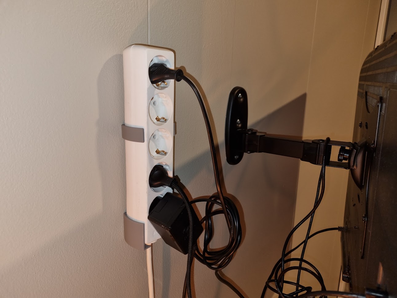 EU powerstrip wall mount bracket