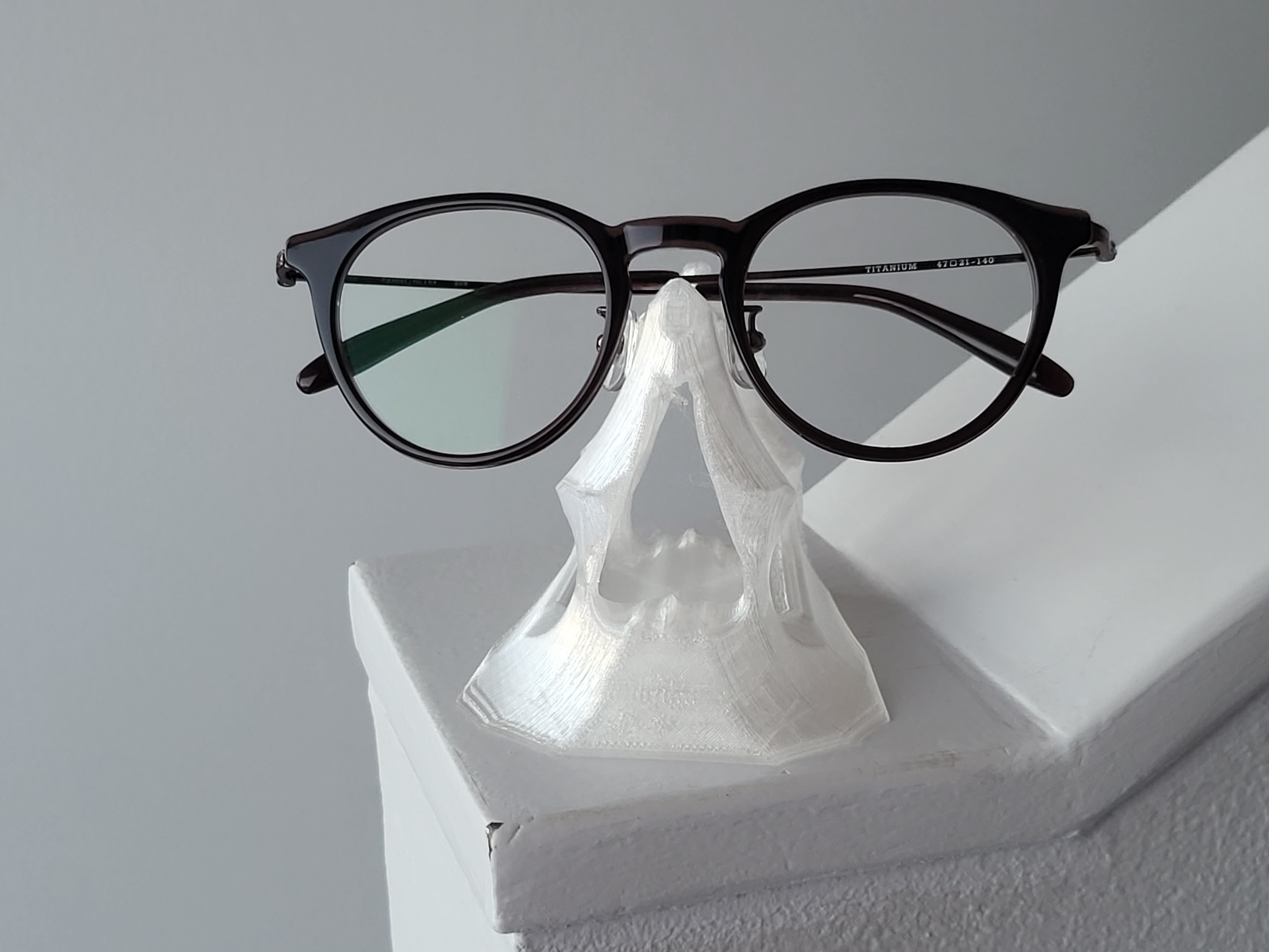 Eyeglass Stand by AndoAndoAndo