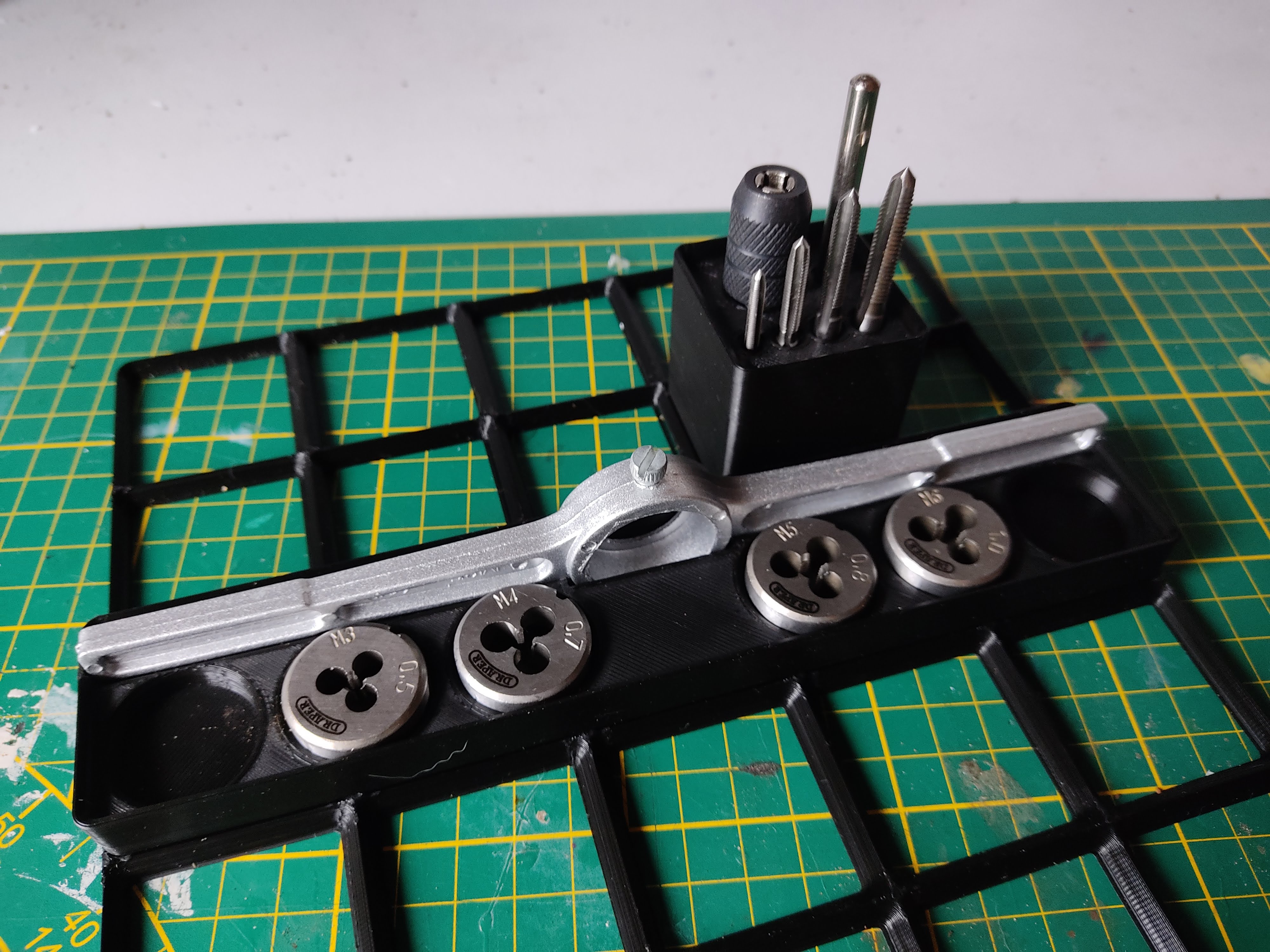 Gridfinity tap and die holders
