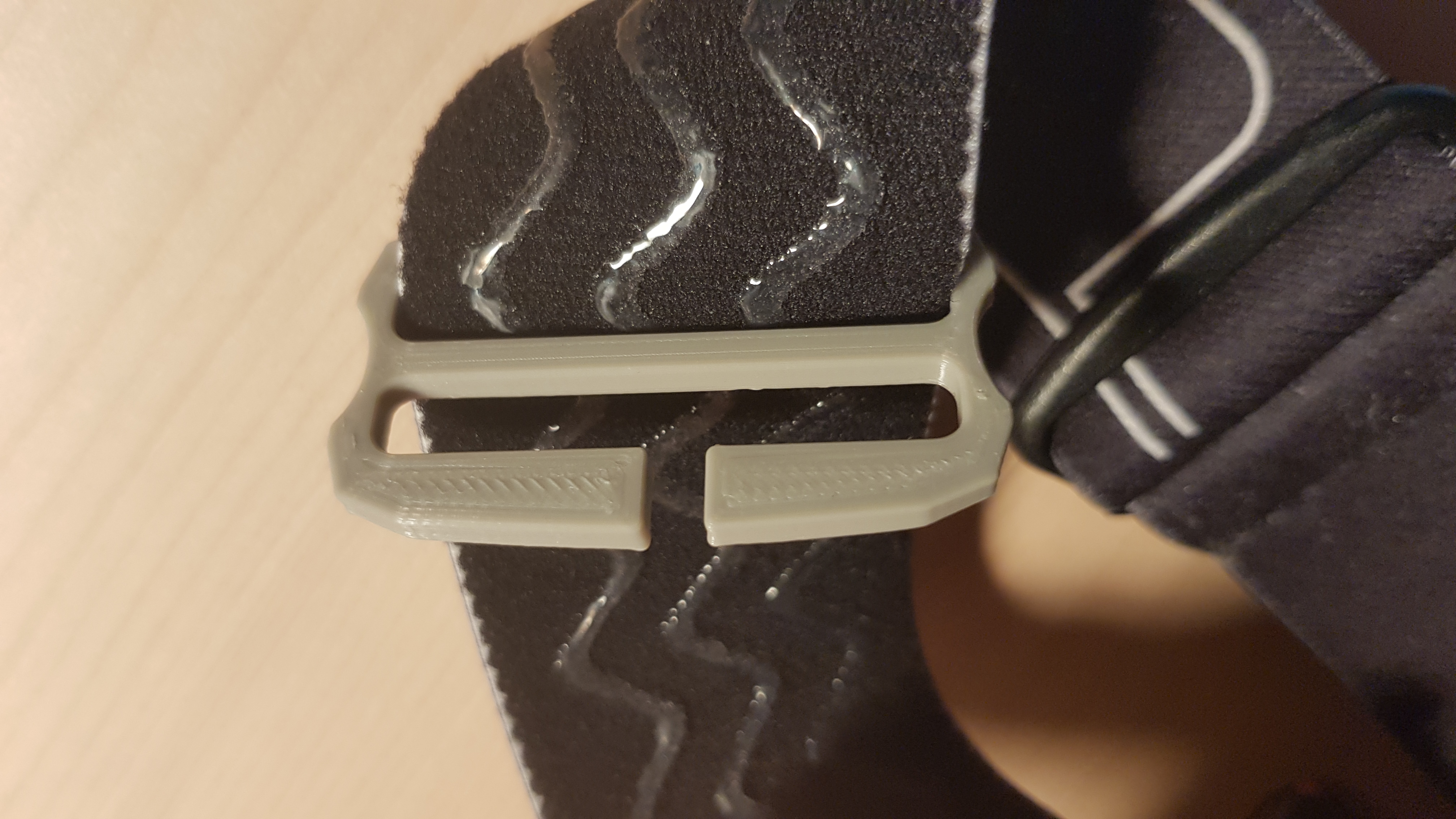 Ski goggles strap clip