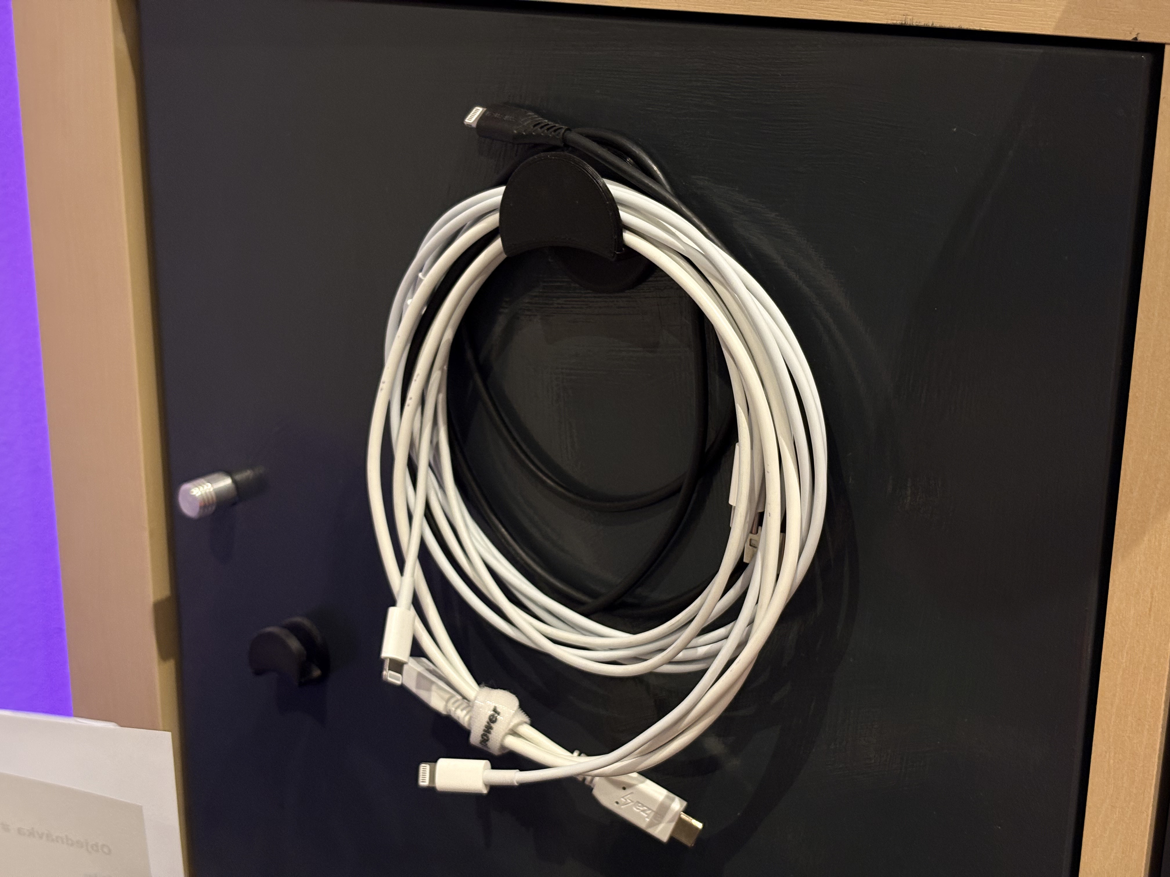 Cable hanger