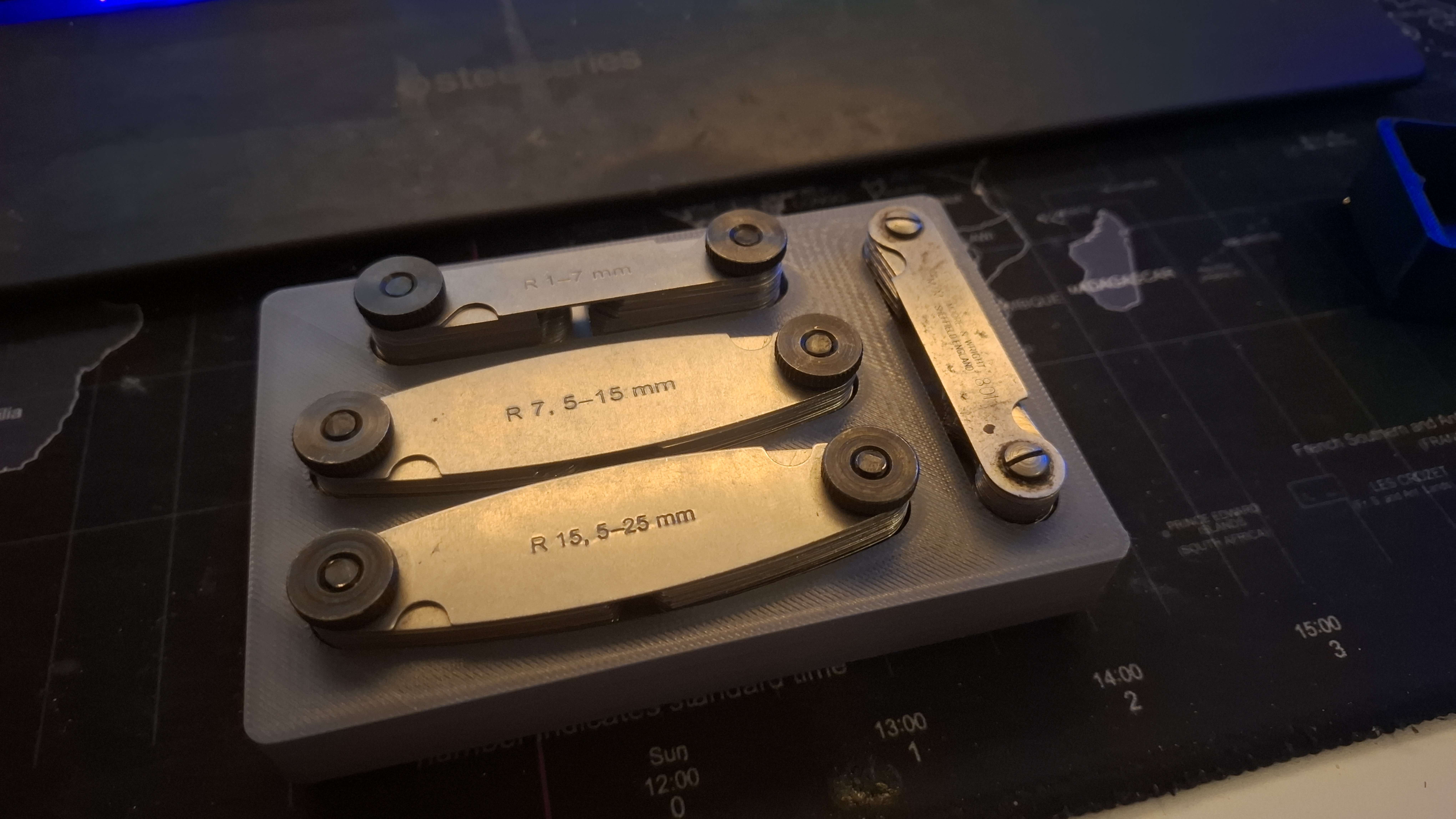 A gridfinity radius gauge tool and tread pitch holder