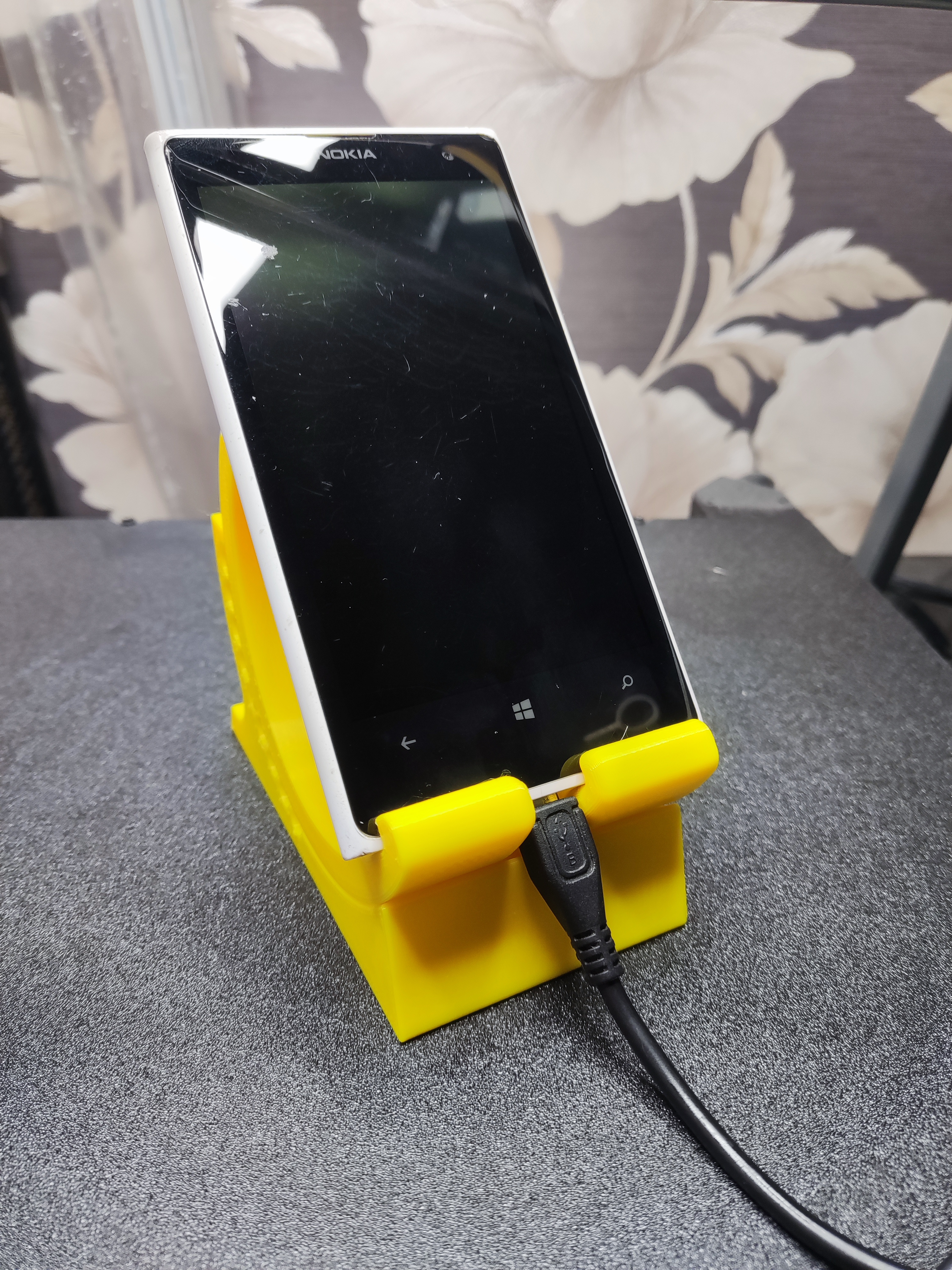 Adjustable smartphone stand with center locking