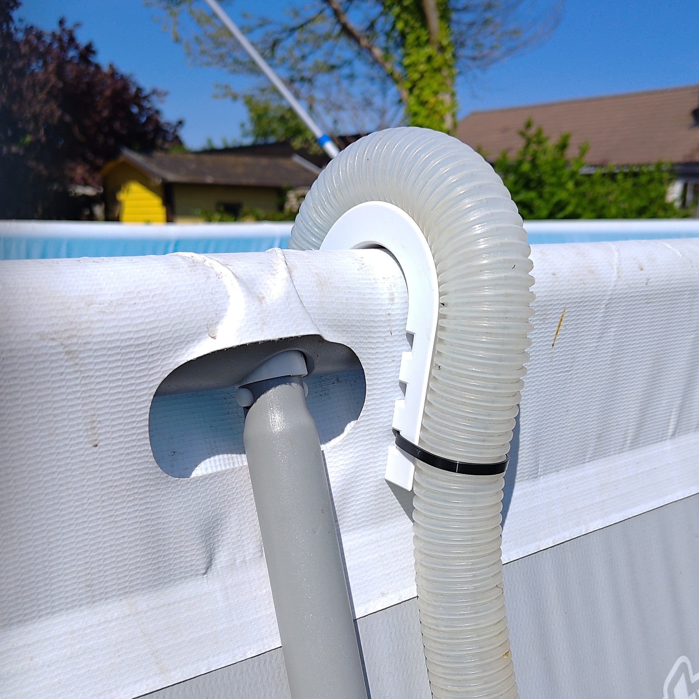 Support-Free Hose Mount for 32mm Hoses – Fits 50mm Round Pool Frames