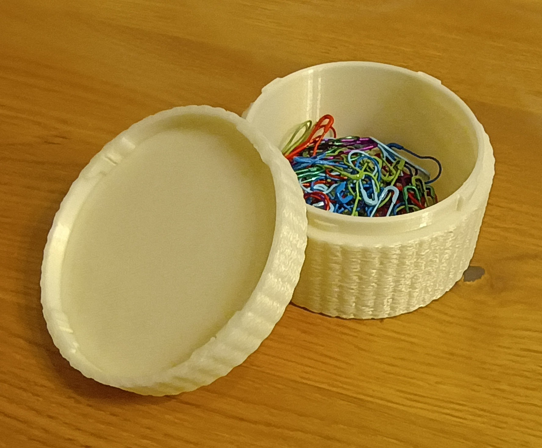Round box with twist-in